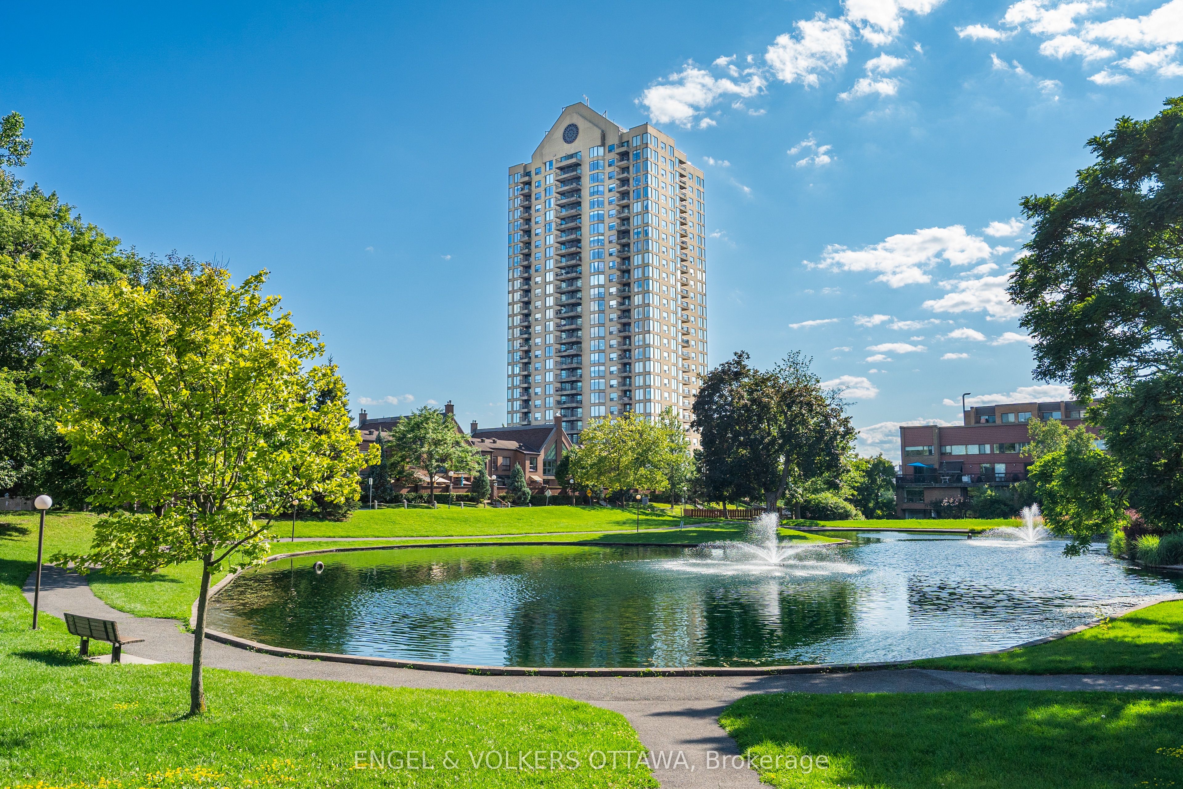 545 St Laurent Boulevard 205, Manor Park - Cardinal Glen and Area, ON K1K 4H9