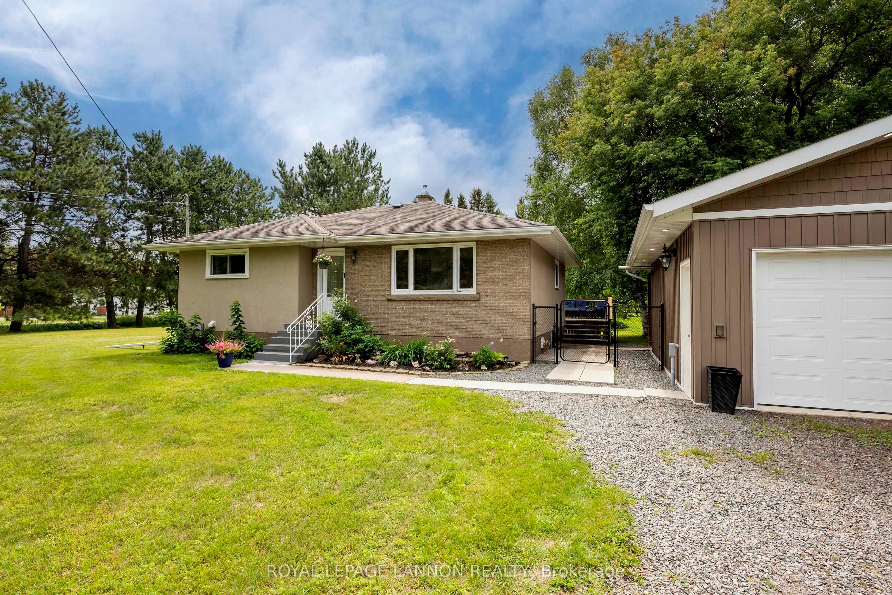 2312 Rosslyn Road, Thunder Bay, ON P7K 1G7