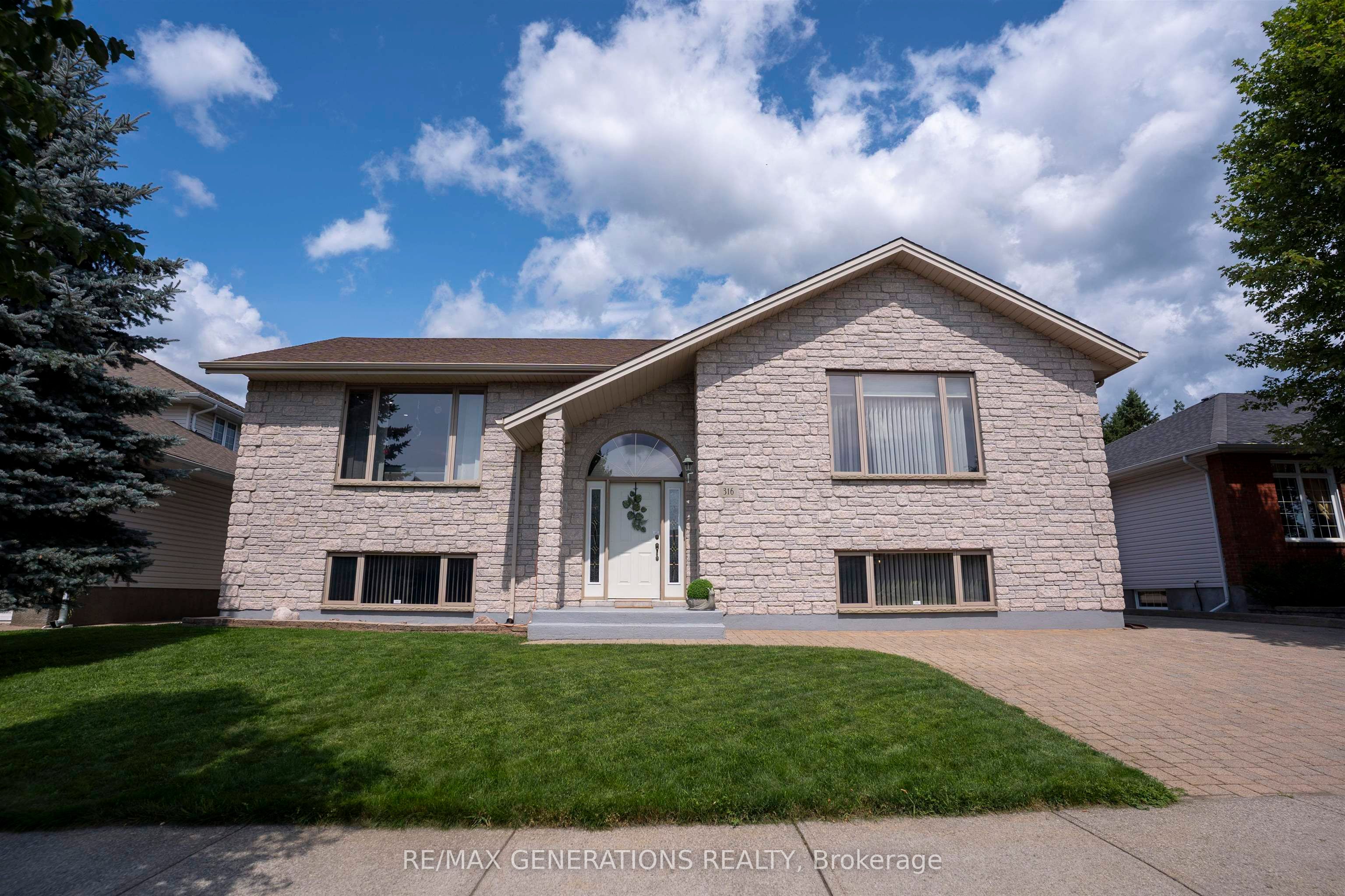 316 FAIRBROOKE Crescent, Thunder Bay, ON P7B 6Z7