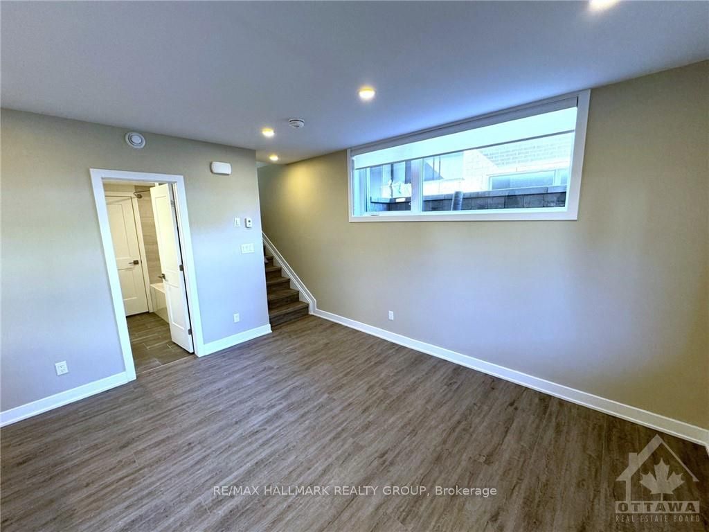 320 Mona Avenue B, Vanier and Kingsview Park, ON K1L 7A2 photo 3