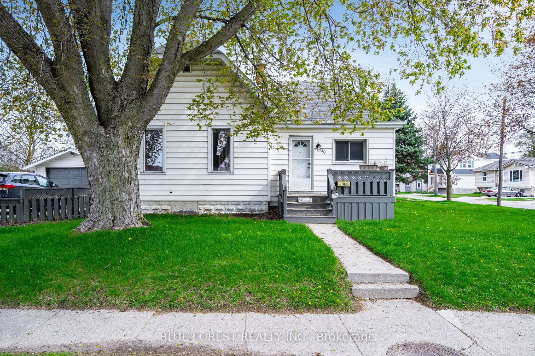30 Park Avenue E, Chatham-Kent, ON N7M 3V5