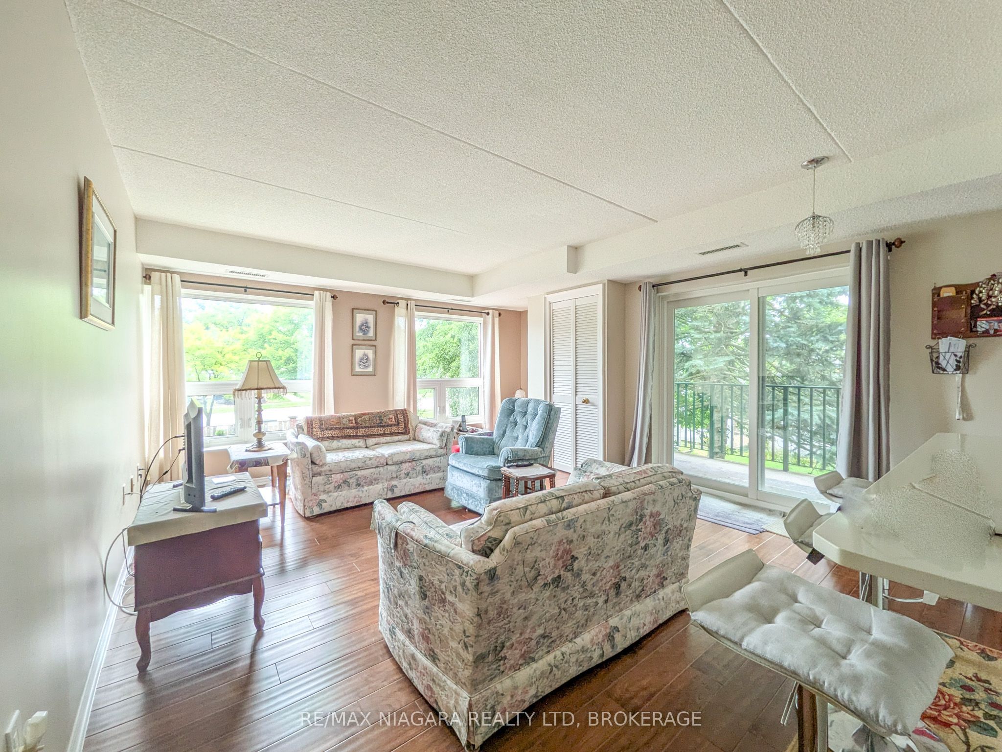 6704 Thorold Stone Road 203, Niagara Falls, ON L2J 1B3 photo 4