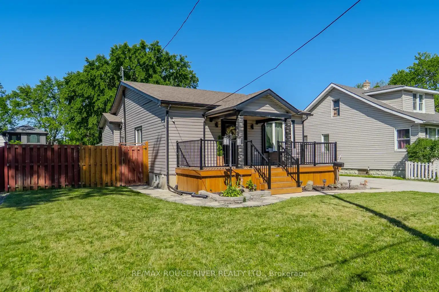 1721 S Cameron Blvd Boulevard, Windsor, ON N9B 3C9 photo 2