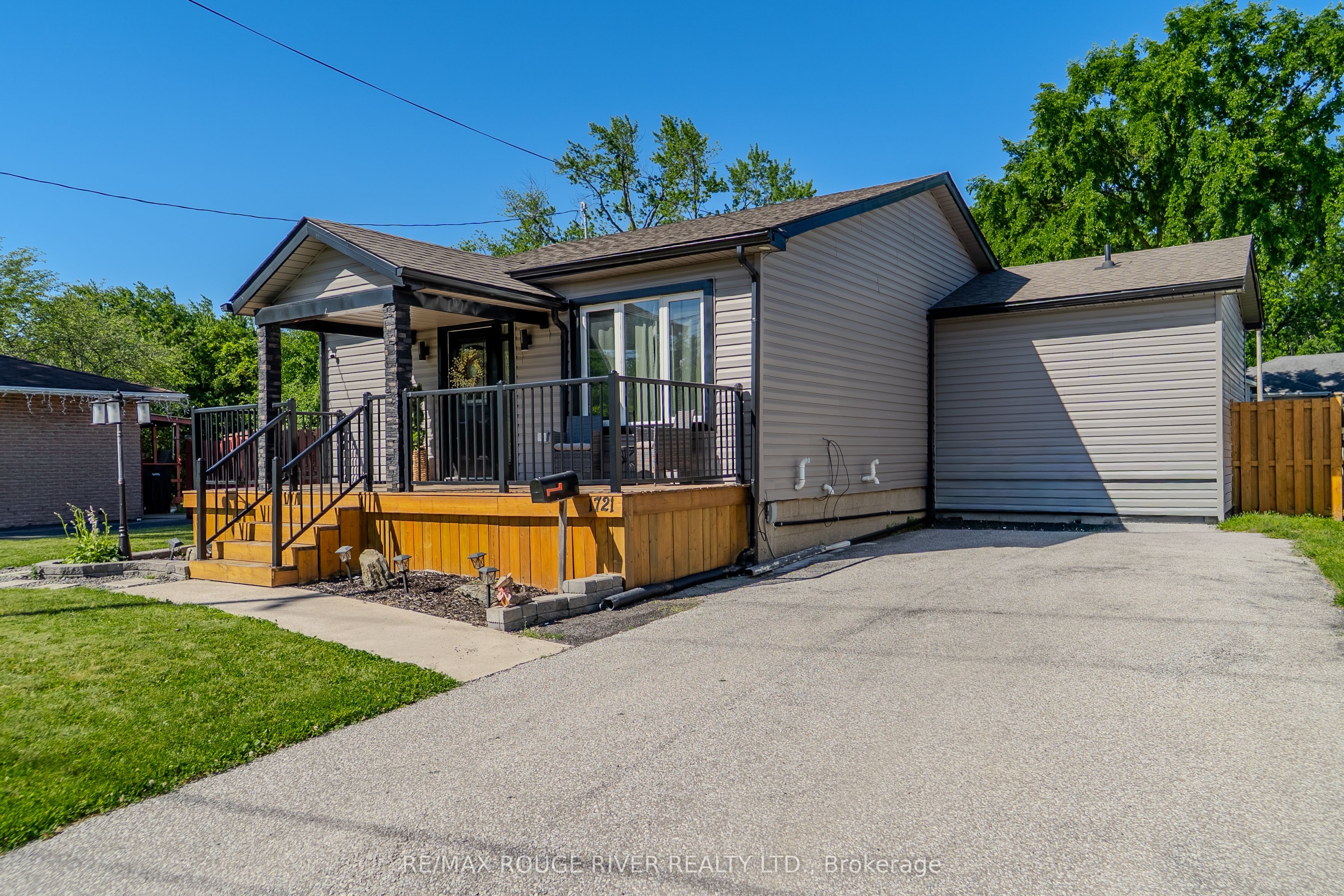 1721 S Cameron Blvd Boulevard, Windsor, ON N9B 3C9 photo 3