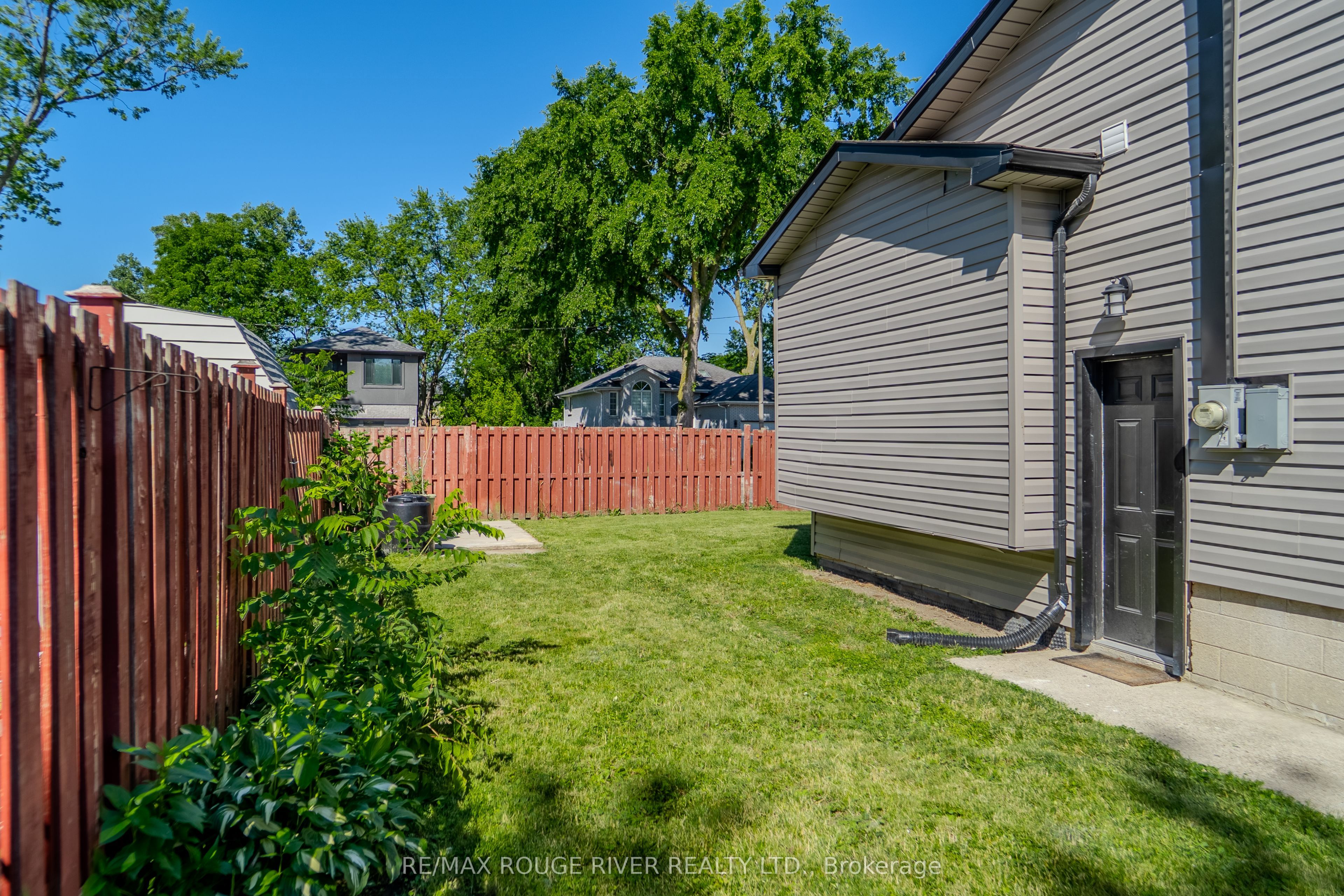 1721 S Cameron Blvd Boulevard, Windsor, ON N9B 3C9 photo 4