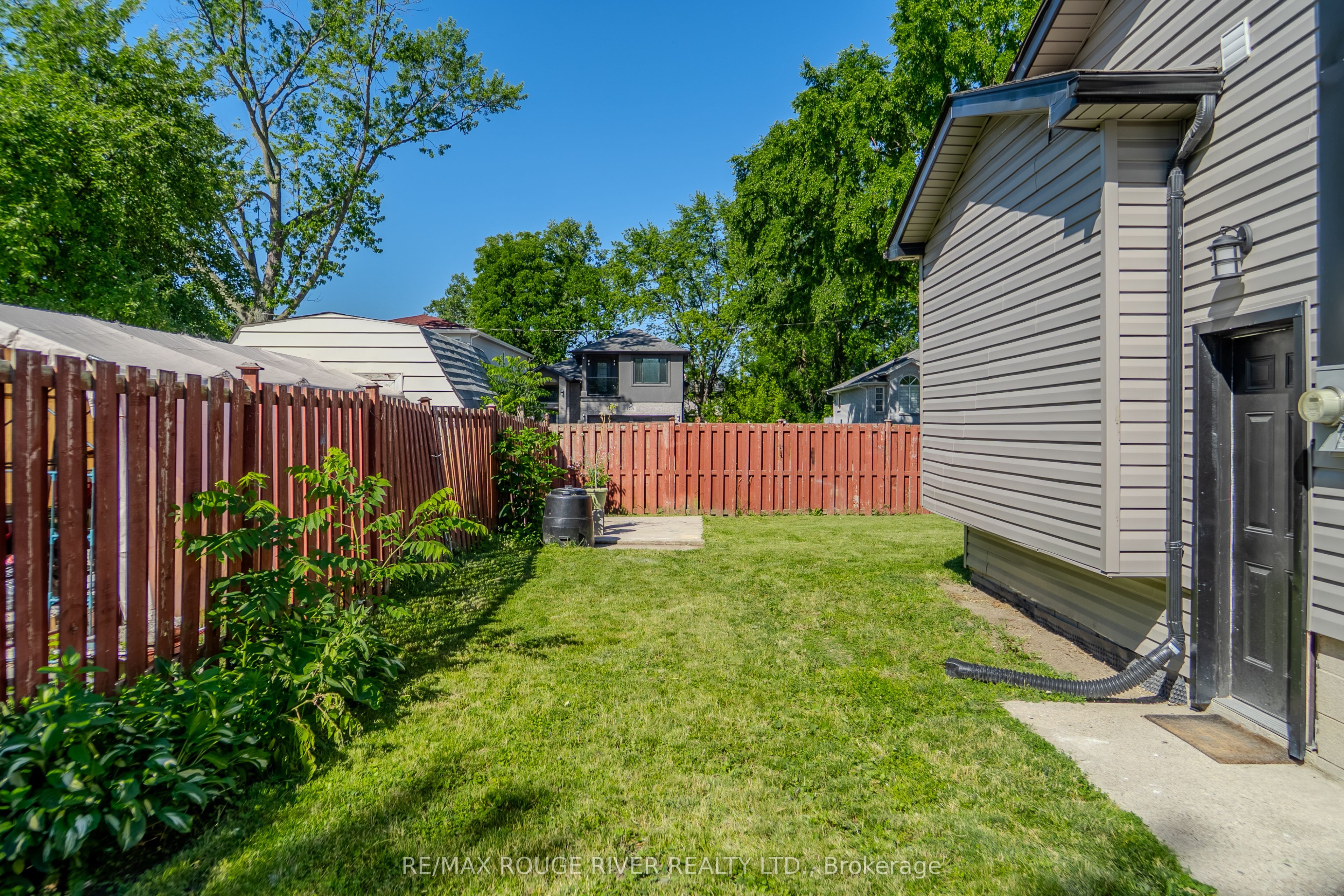 1721 S Cameron Blvd Boulevard, Windsor, ON N9B 3C9 photo 5