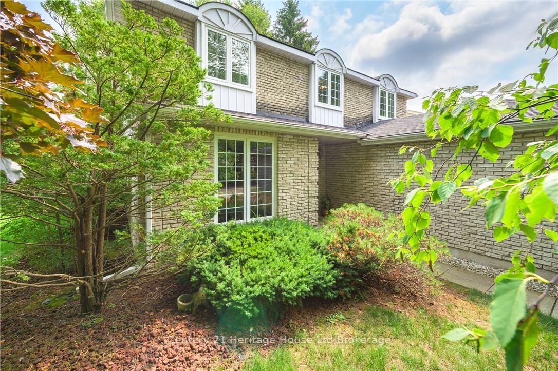 243 Tatlock Court, Waterloo, ON N2L 5Y6 photo 2