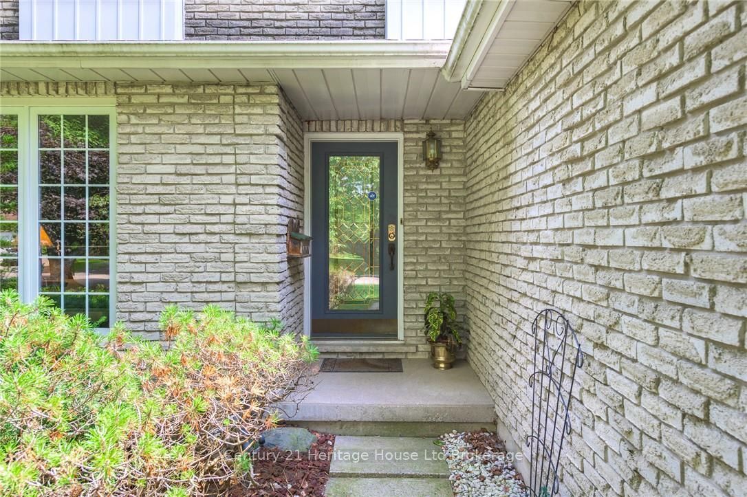 243 Tatlock Court, Waterloo, ON N2L 5Y6 photo 3