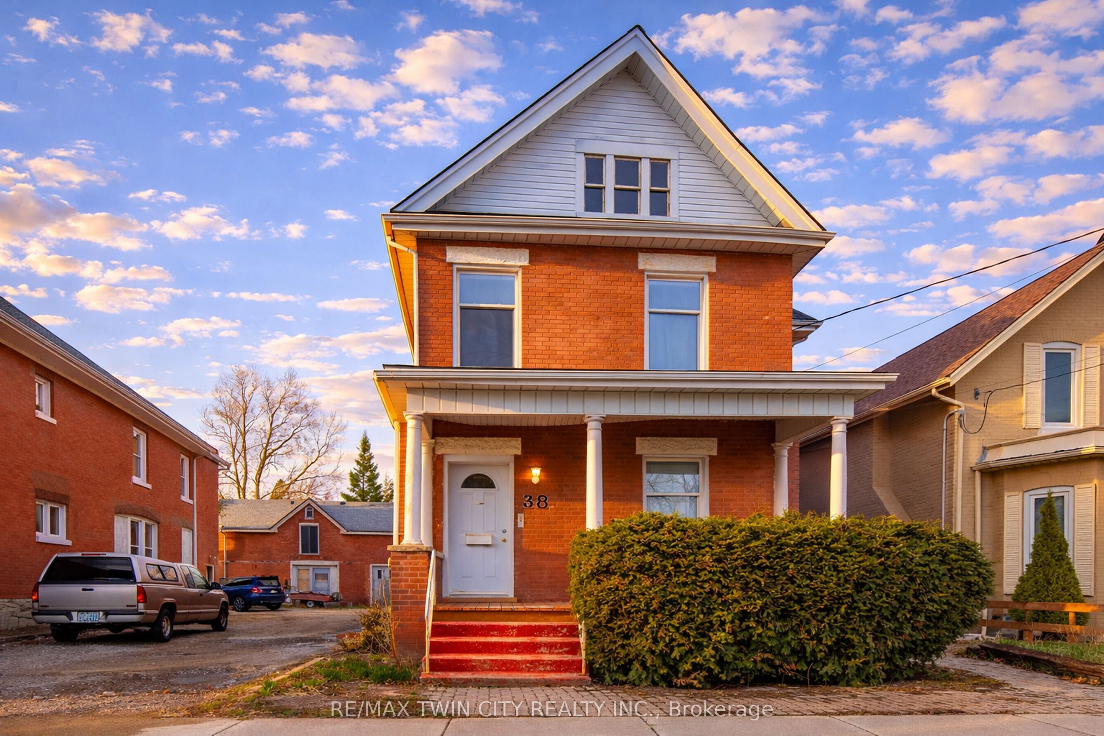 38 Nelson Street, Brantford, ON N3T 2M8