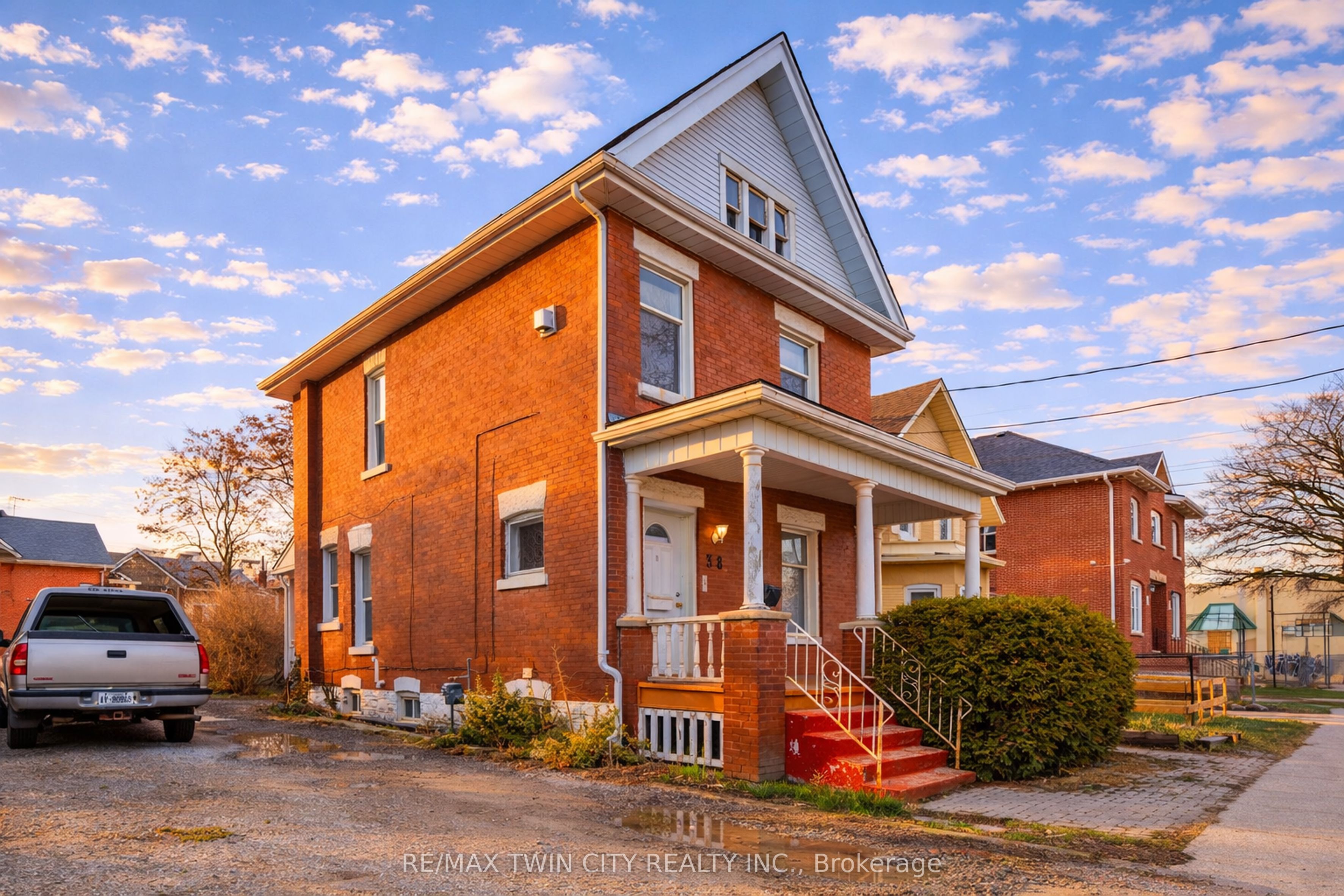 38 Nelson Street, Brantford, ON N3T 2M8 photo 2