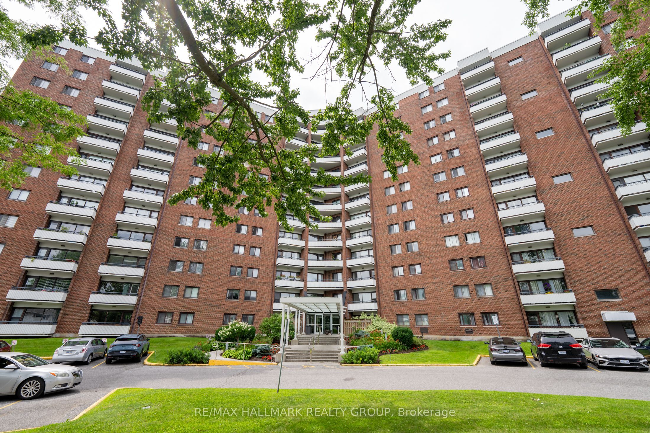 20 Chesterton Drive 906, Cityview - Parkwoods Hills - Rideau Shore, ON K2E 6Z7 photo 2