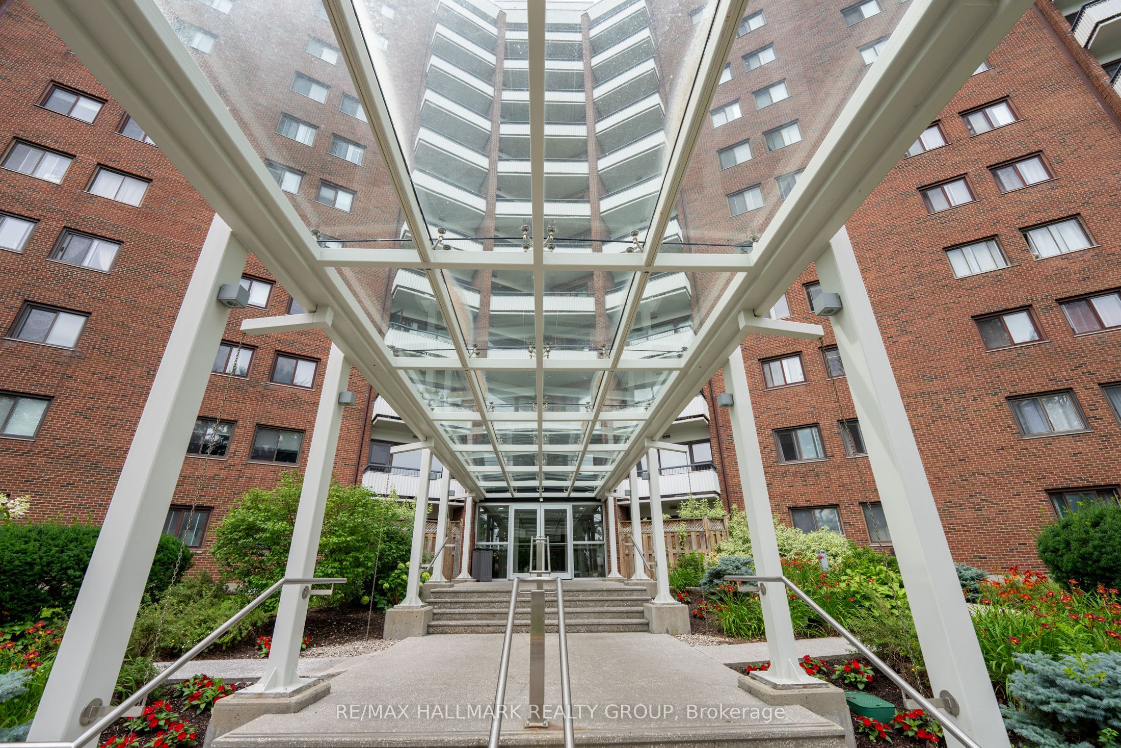 20 Chesterton Drive 906, Cityview - Parkwoods Hills - Rideau Shore, ON K2E 6Z7 photo 3