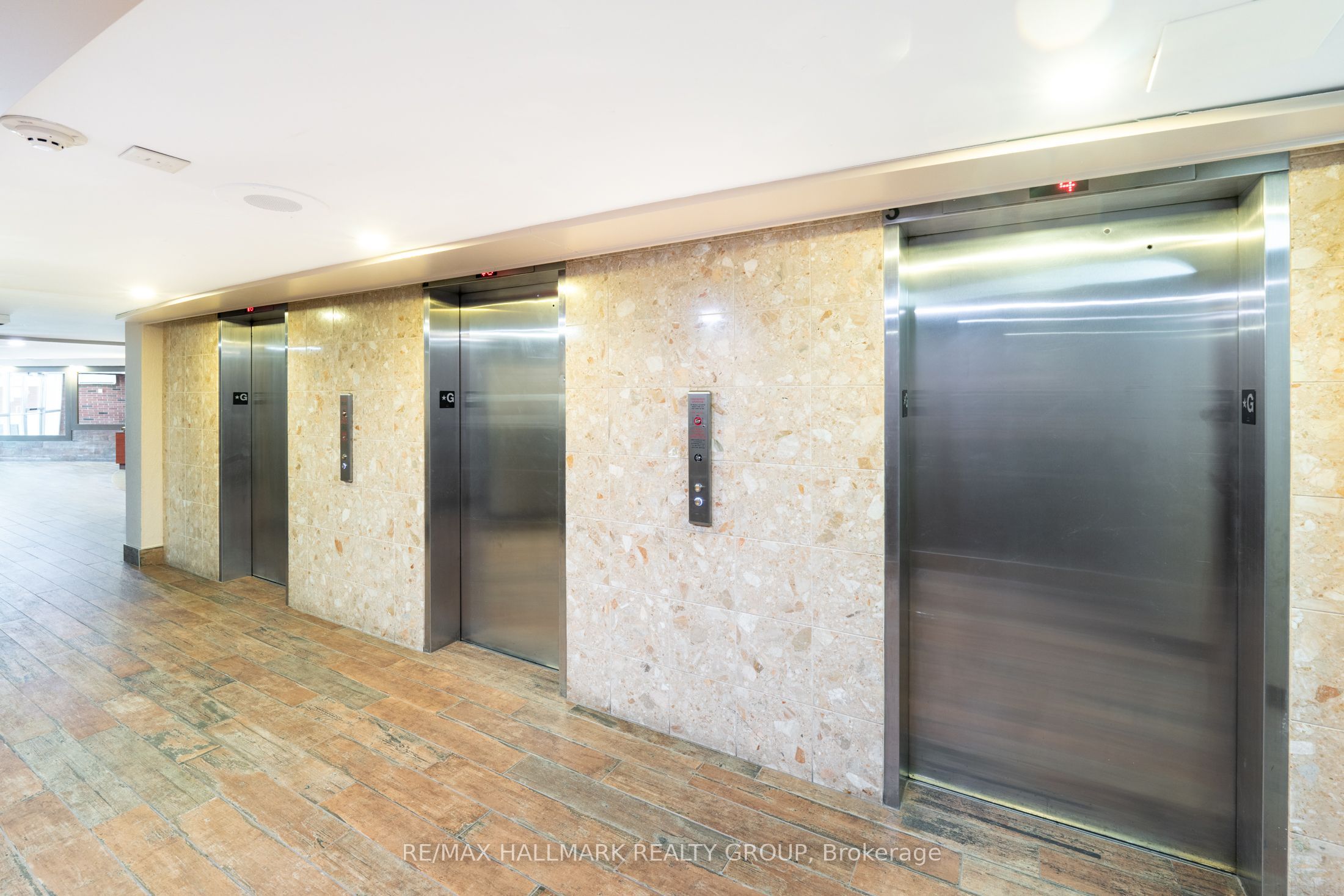 20 Chesterton Drive 906, Cityview - Parkwoods Hills - Rideau Shore, ON K2E 6Z7 photo 5