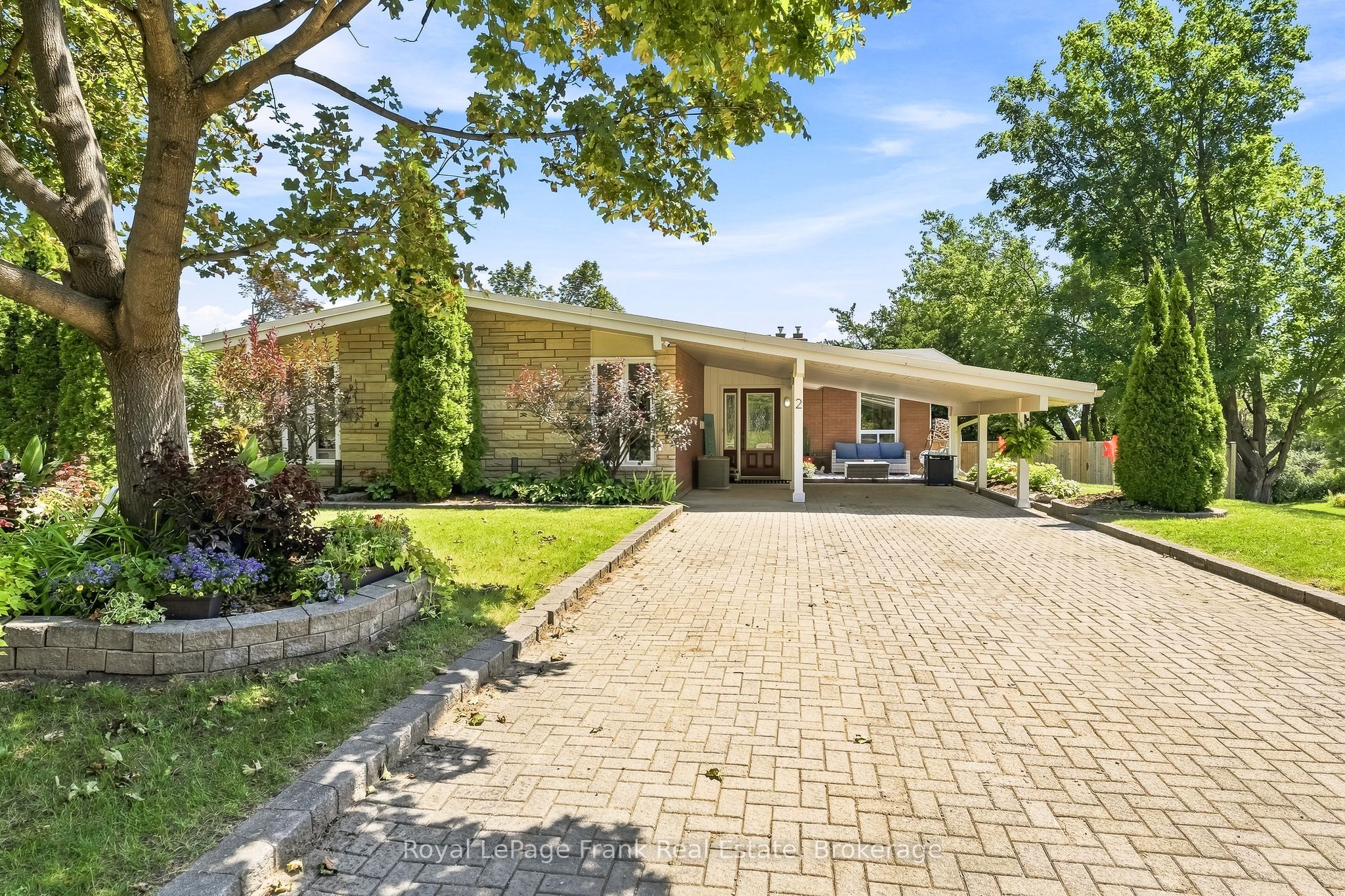 2 Crestwood Avenue, Peterborough, ON K9J 1M8