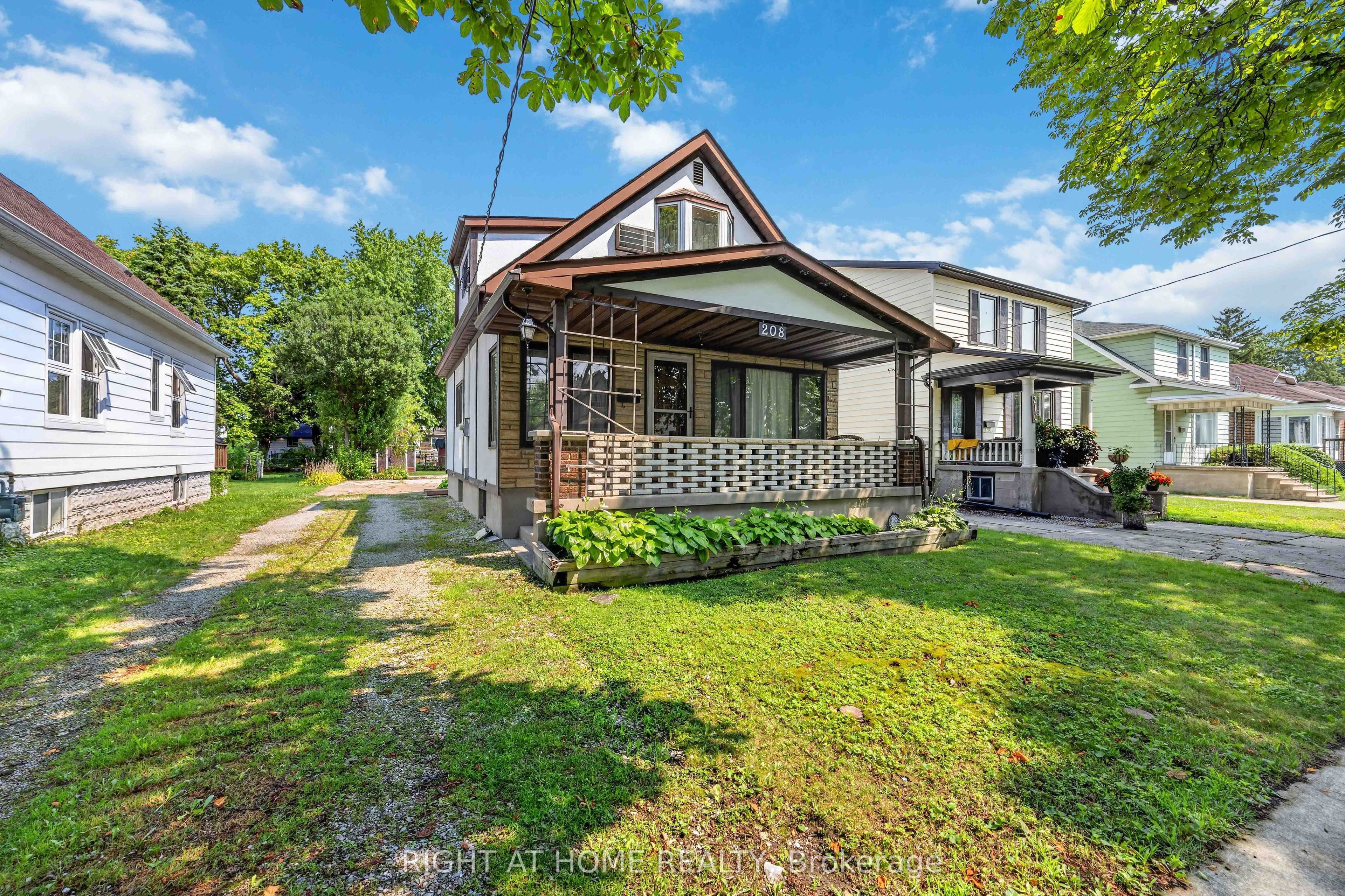208 Ross Avenue, Sarnia, ON N7T 1J7 photo 2