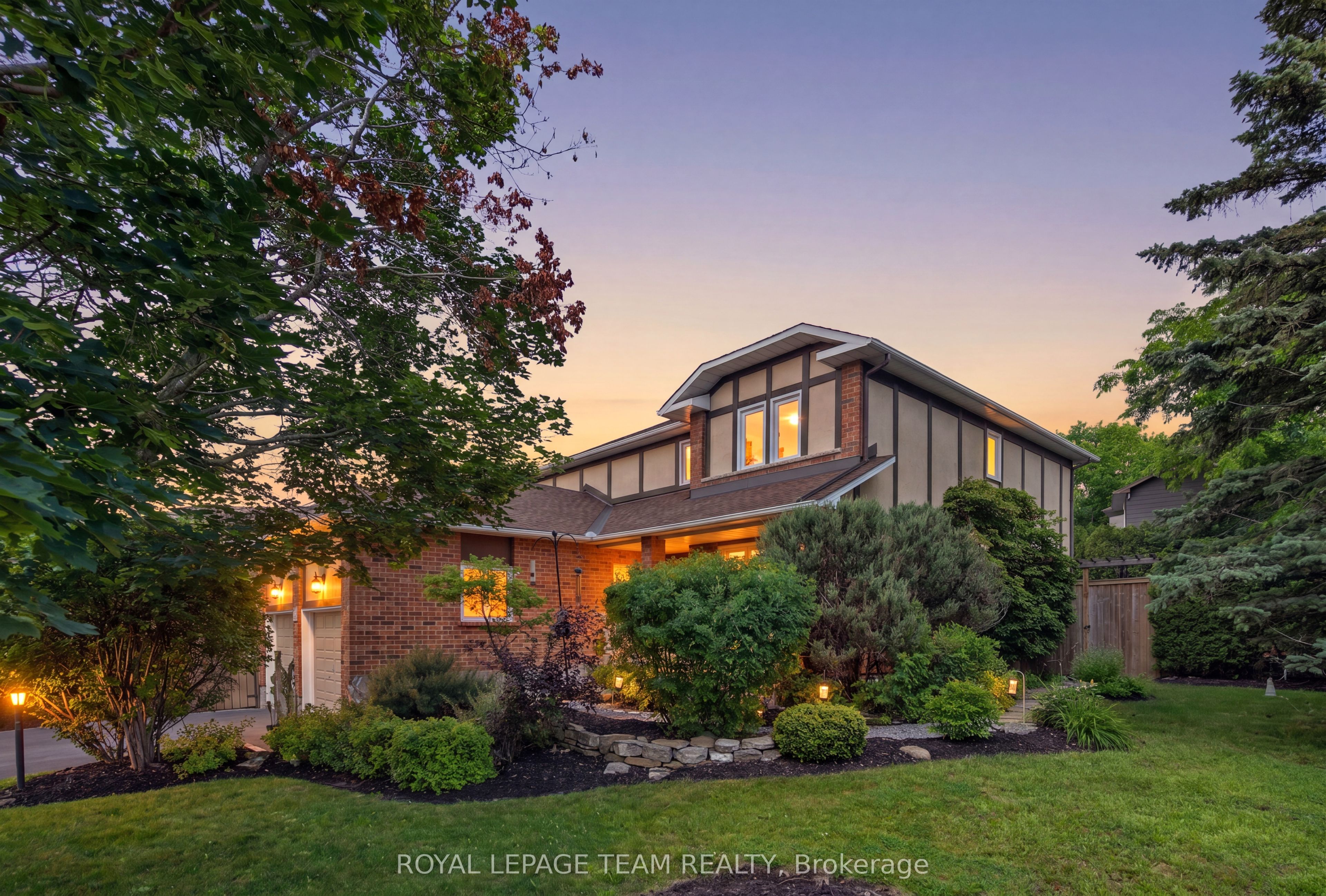 11 Fessenden Way N, Kanata, ON K2L 3L1