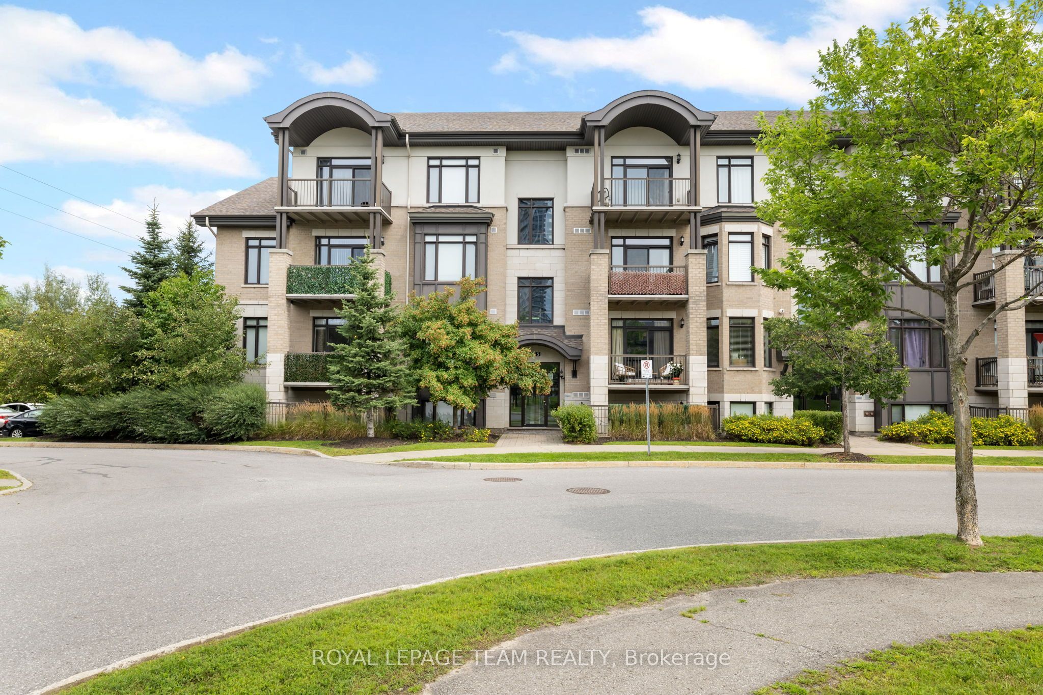 655 Beauparc Private 104, Cyrville - Carson Grove - Pineview, ON K1J 0A2 photo 2