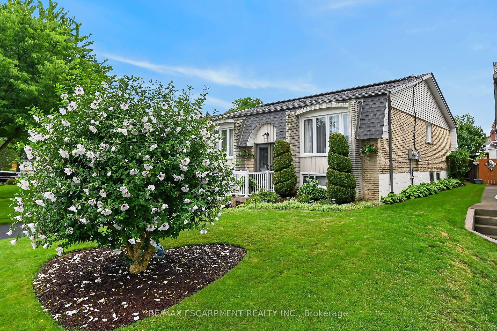49 Brookstream Court, Hamilton, ON L8K 6J3 photo 2