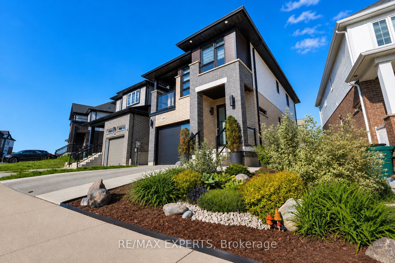 228 Woodbine Avenue, Kitchener, ON N2R 1Y5 photo 2