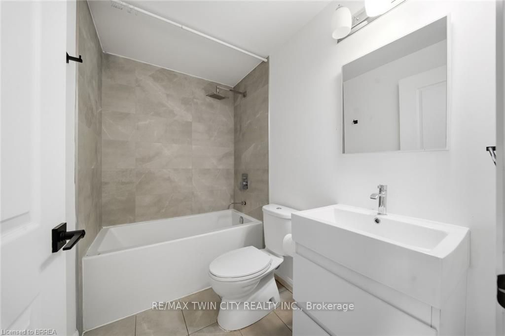 7 Erie Avenue 202, Brantford, ON N3S 2E7 photo 5