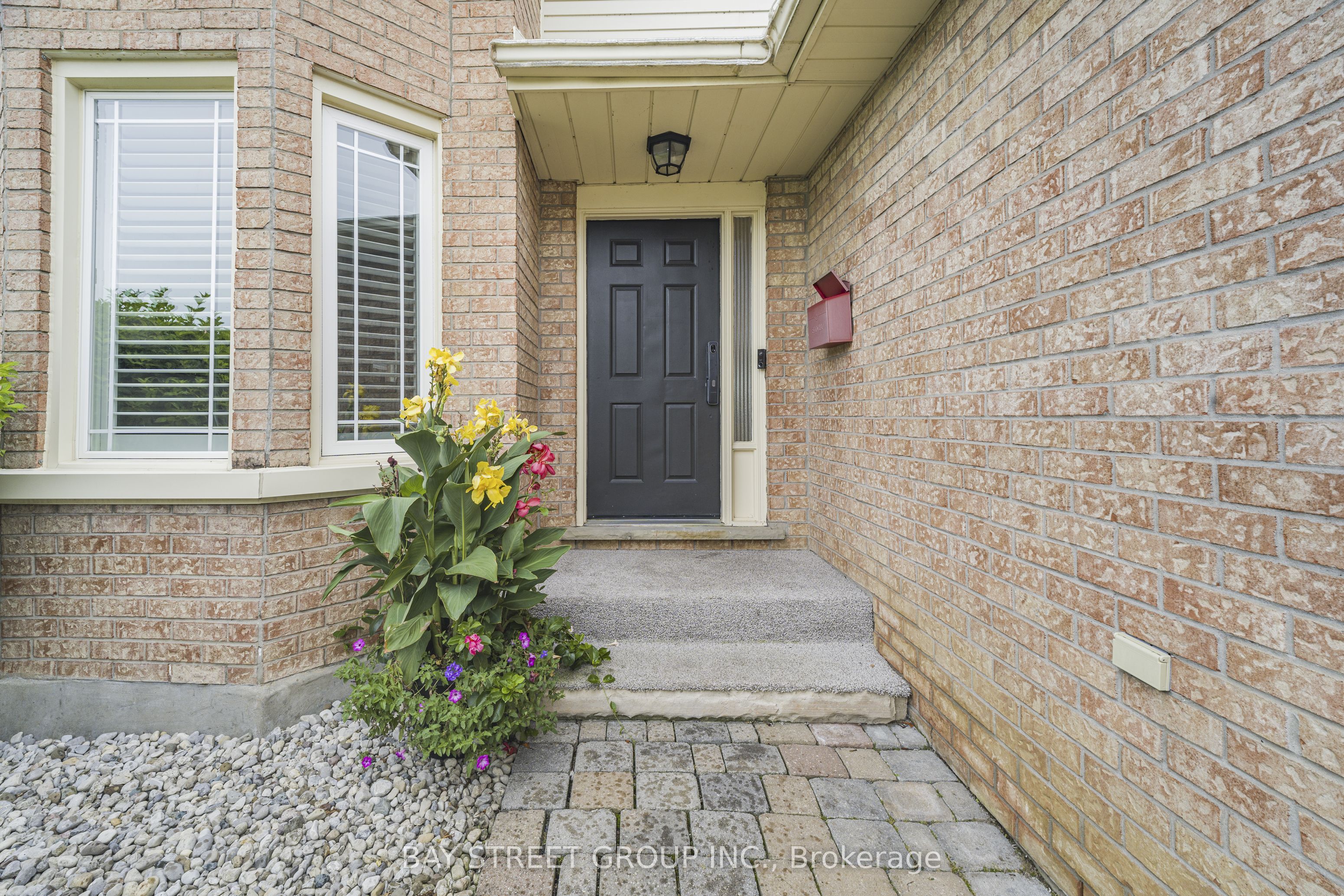 11 Coleman Court, Thorold, ON L2V 4W3 photo 2