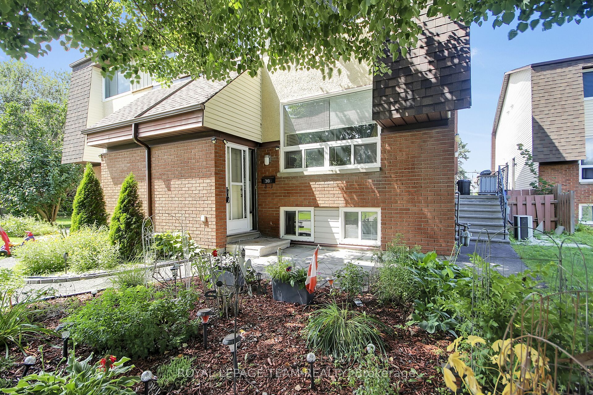 31 Woodvale Green Street D, South of Baseline to Knoxdale, ON K2G 4H3