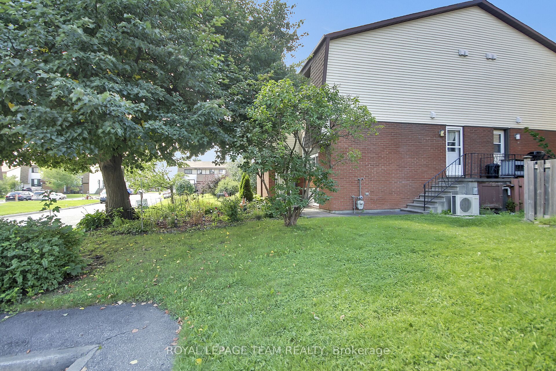 31 Woodvale Green Street D, South of Baseline to Knoxdale, ON K2G 4H3 photo 2
