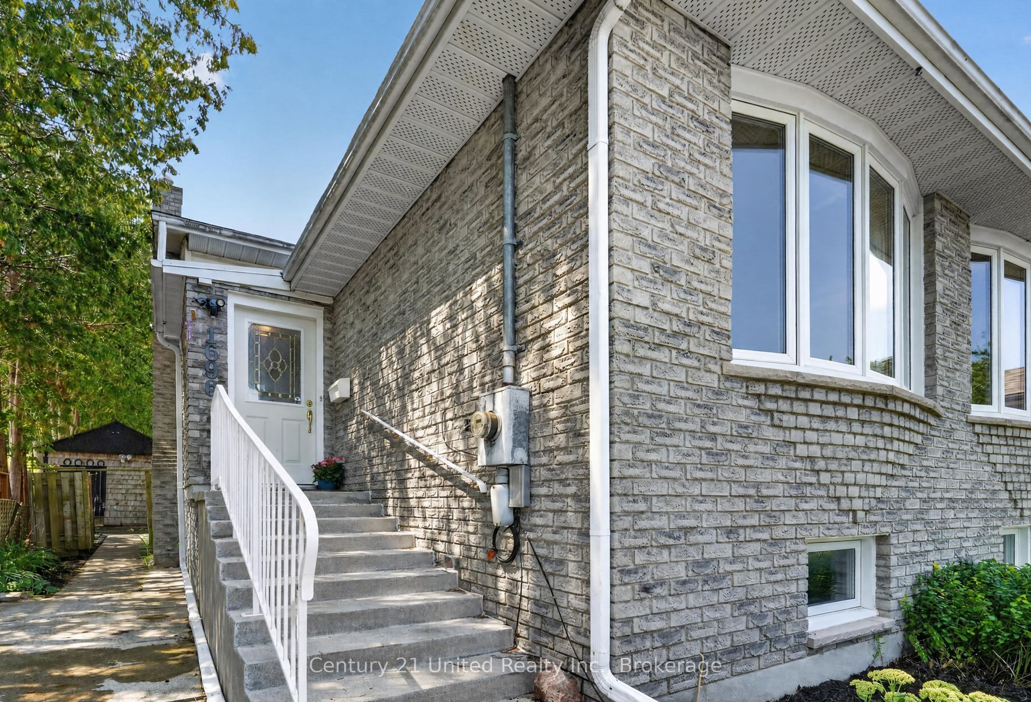 1696 Applewood Crescent, Peterborough, ON K9K 1N4 photo 2