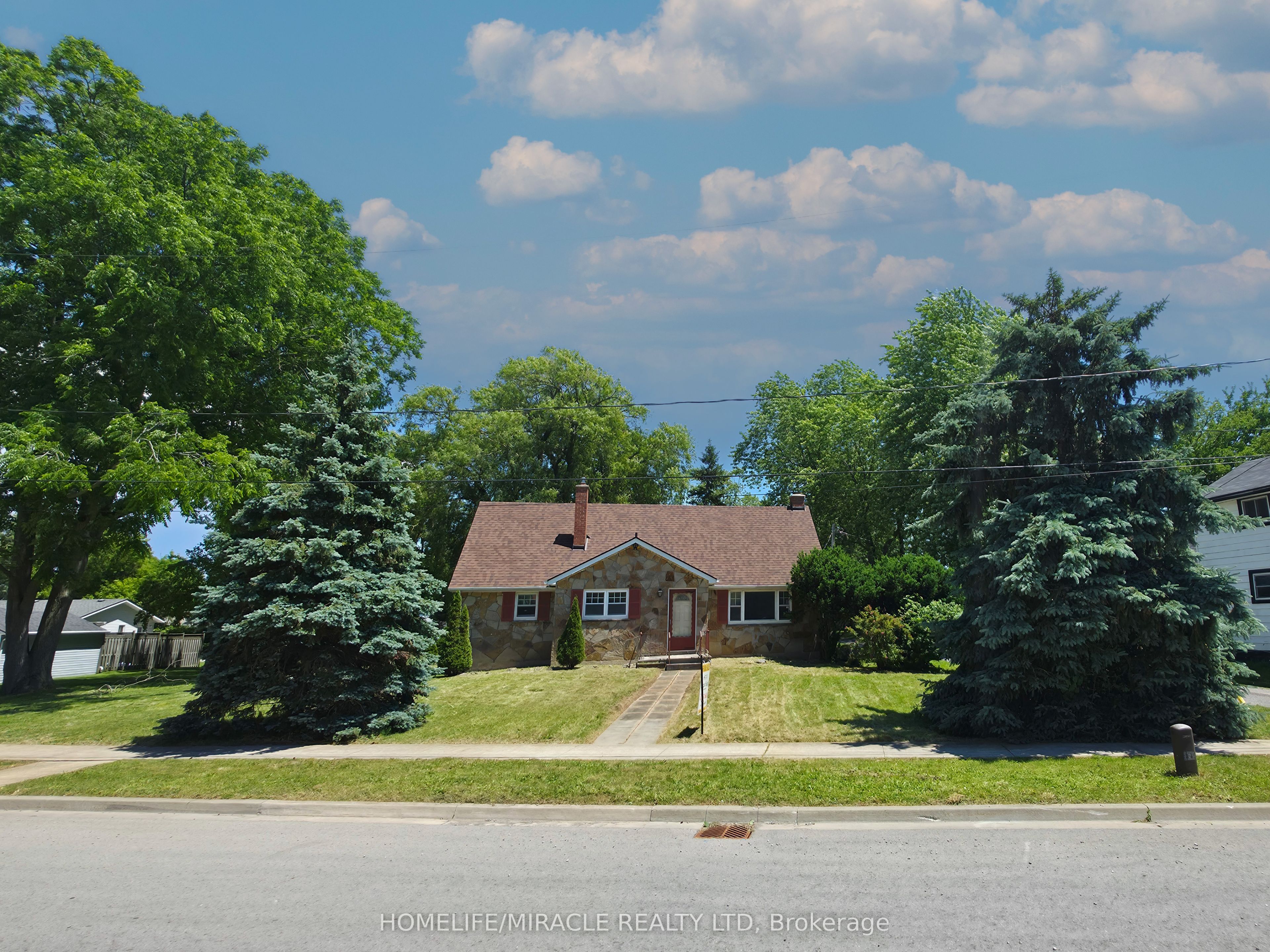 17 Goderich Street, Fort Erie, ON L2A 3M3 photo 2