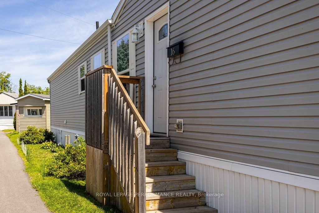16 Eastgate Avenue, Bells Corners and South to Fallowfield, ON K2H 7S2 photo 5