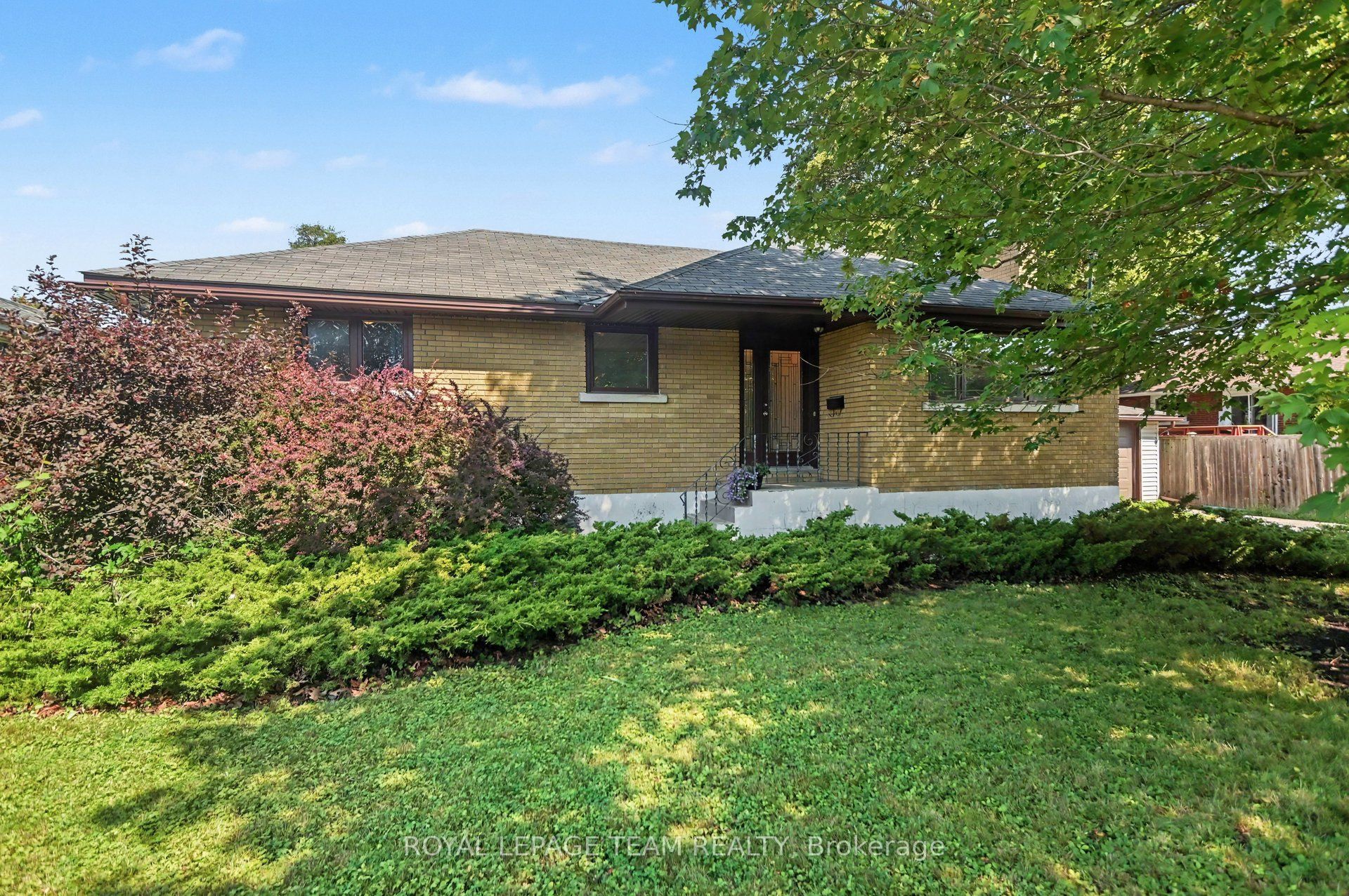 3 Donna Street, Meadowlands - Crestview and Area, ON K2G 2V5 photo 2