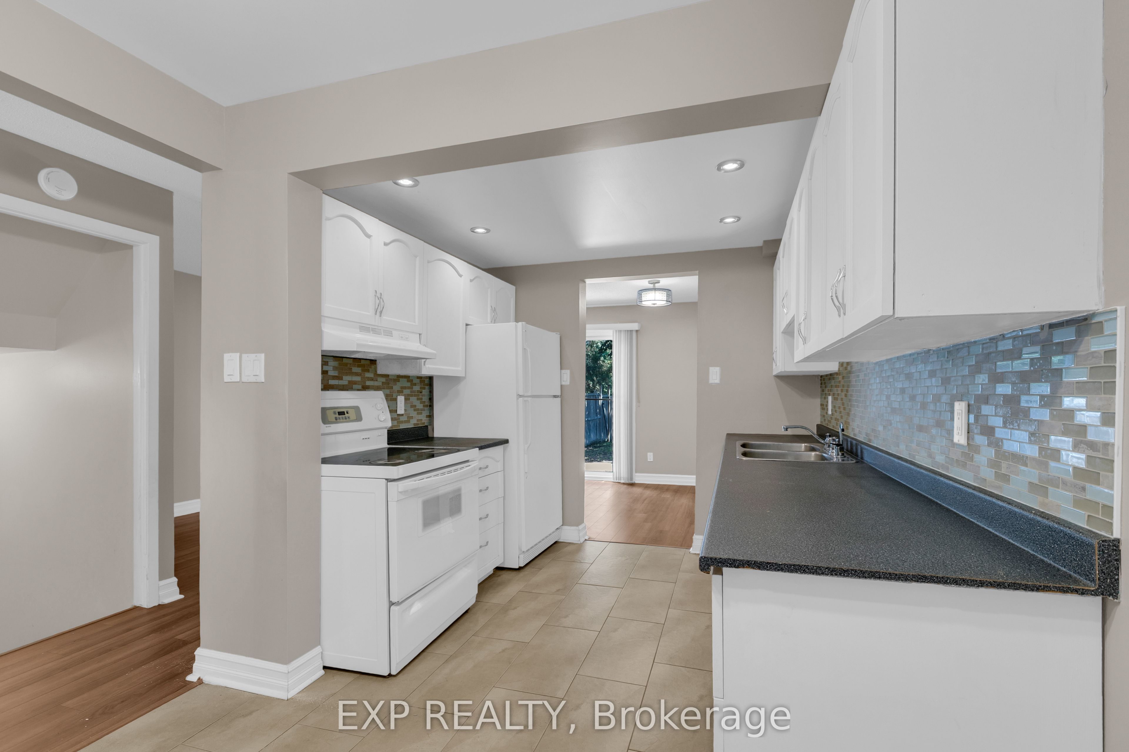 7 Sundback Lane, Kanata, ON K2L 2W9 photo 4