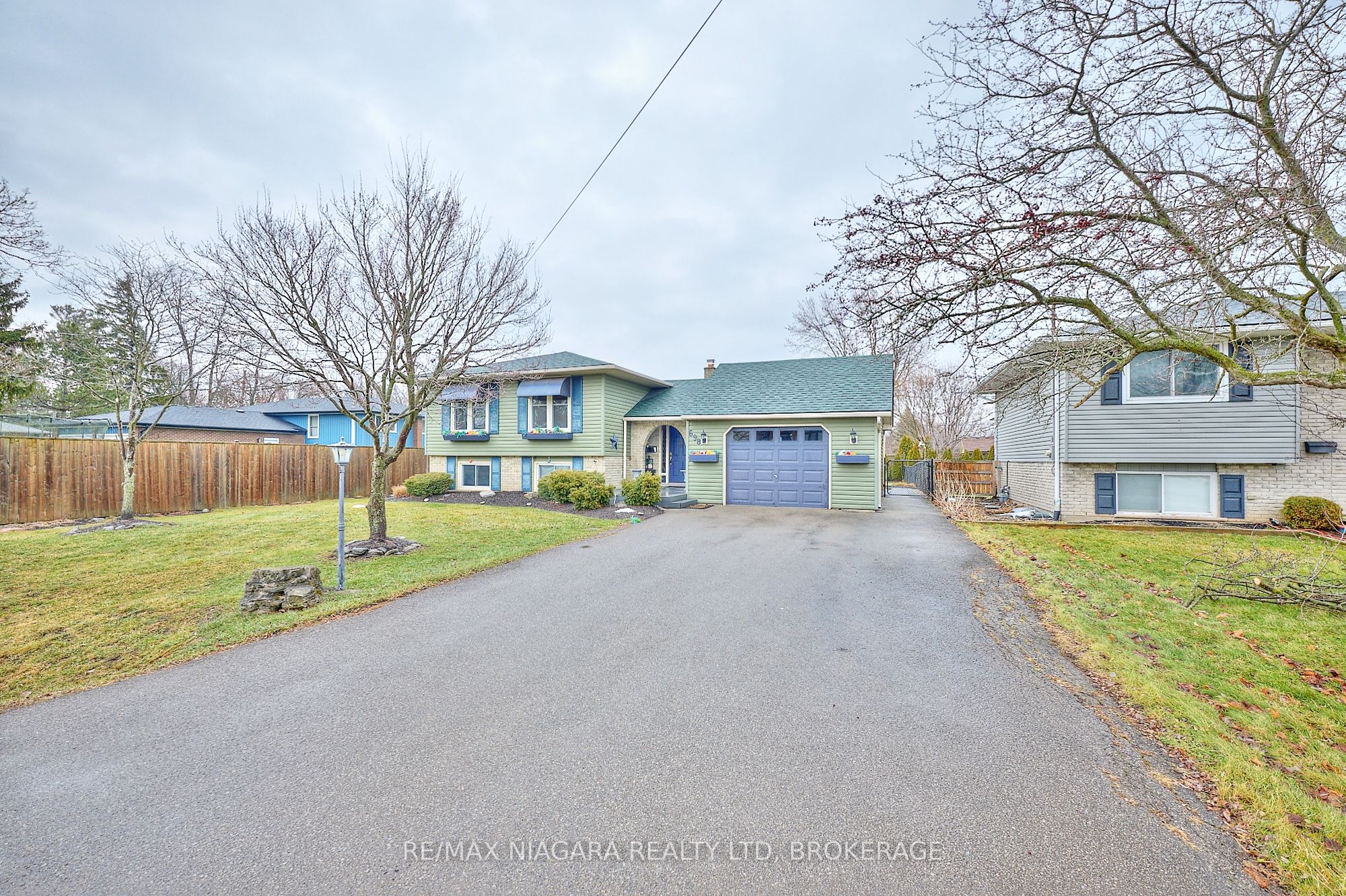 698 Buffalo Road, Fort Erie, ON L2A 5T6 photo 2