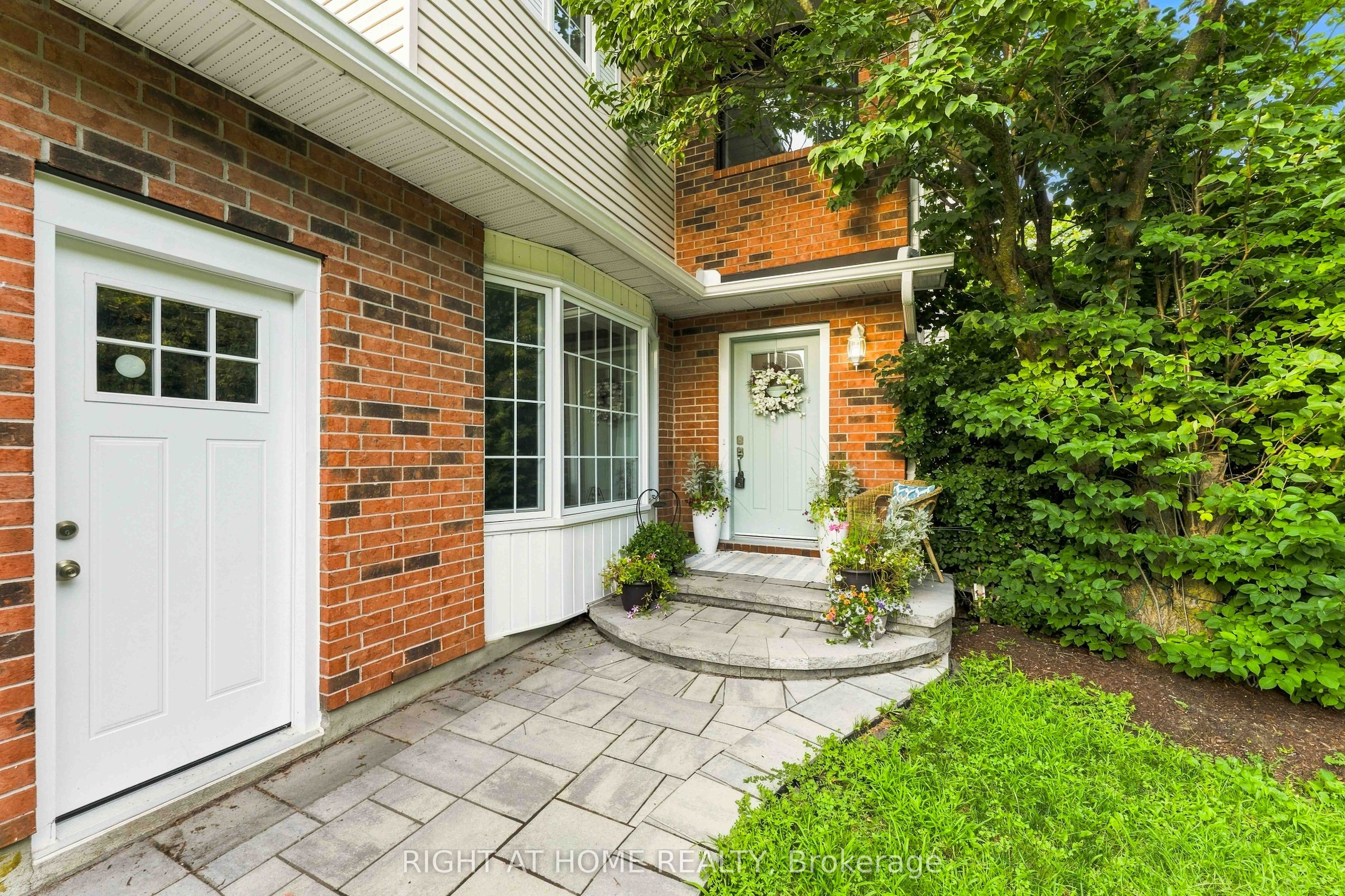 25 Waterton Crescent, Kanata, ON K2M 1Y8 photo 3
