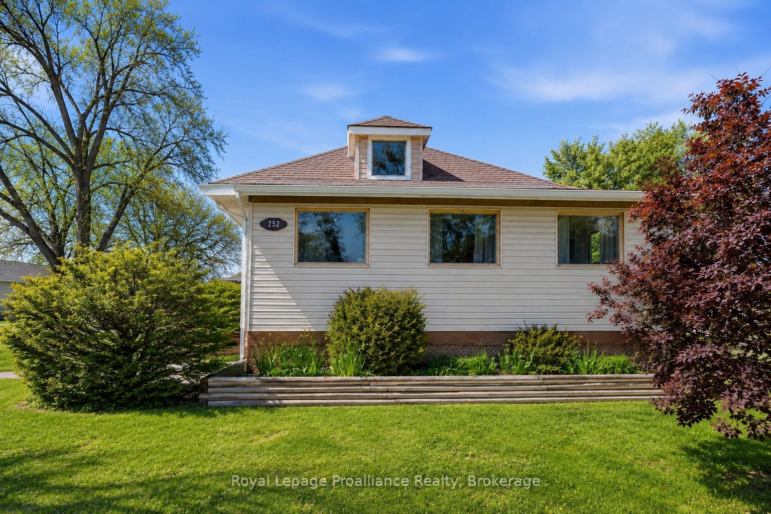 252 Sidney Street, Quinte West, ON K8V 2T4 photo 3