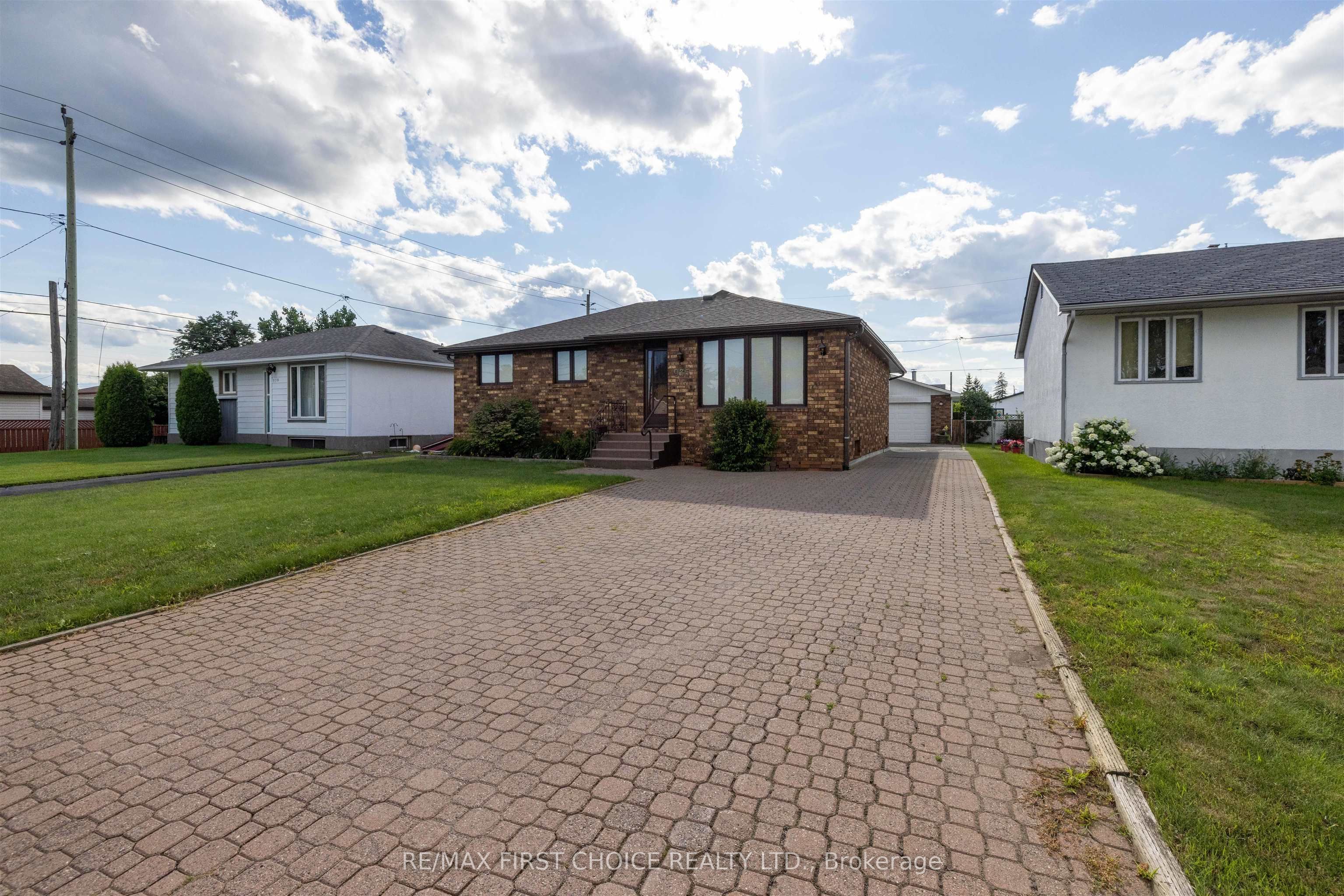 935 Crawford Place, Thunder Bay, ON P7E 3C8