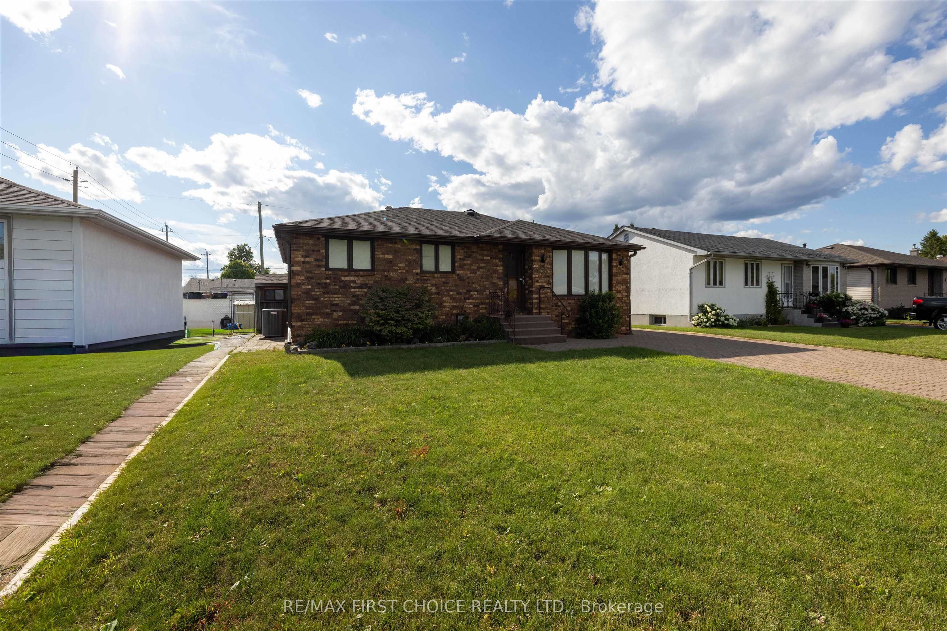 935 Crawford Place, Thunder Bay, ON P7E 3C8 photo 2