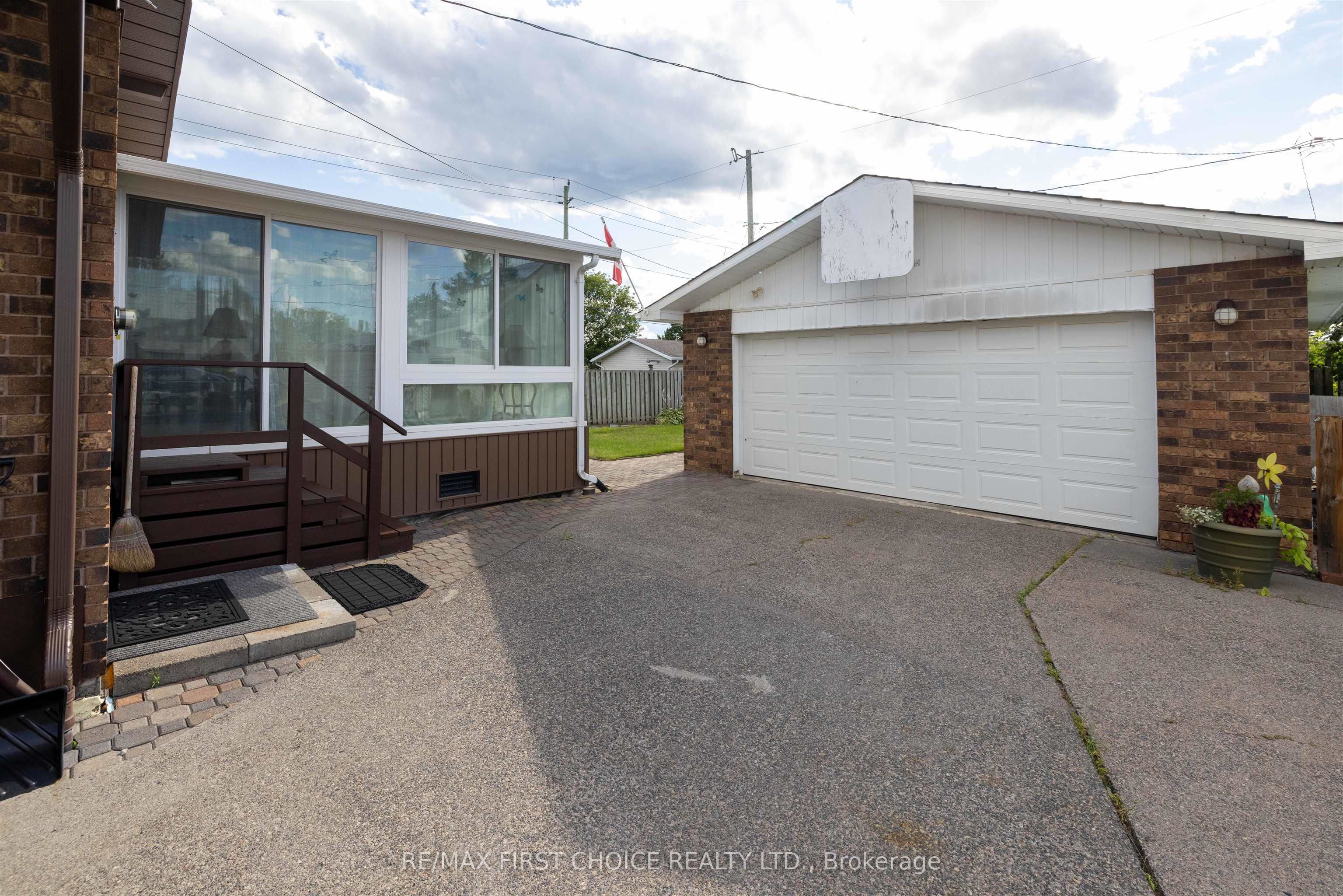 935 Crawford Place, Thunder Bay, ON P7E 3C8 photo 3