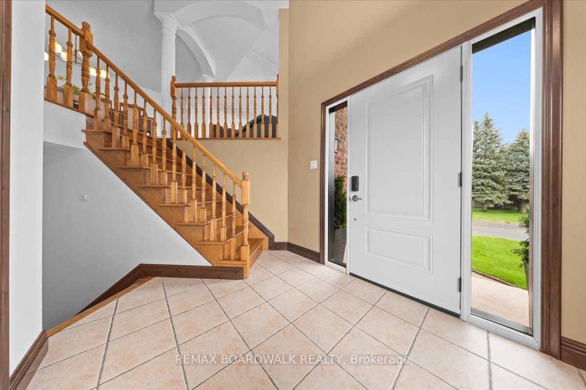 161 Castle Glen Crescent, Kanata, ON K2L 4G9 photo 2