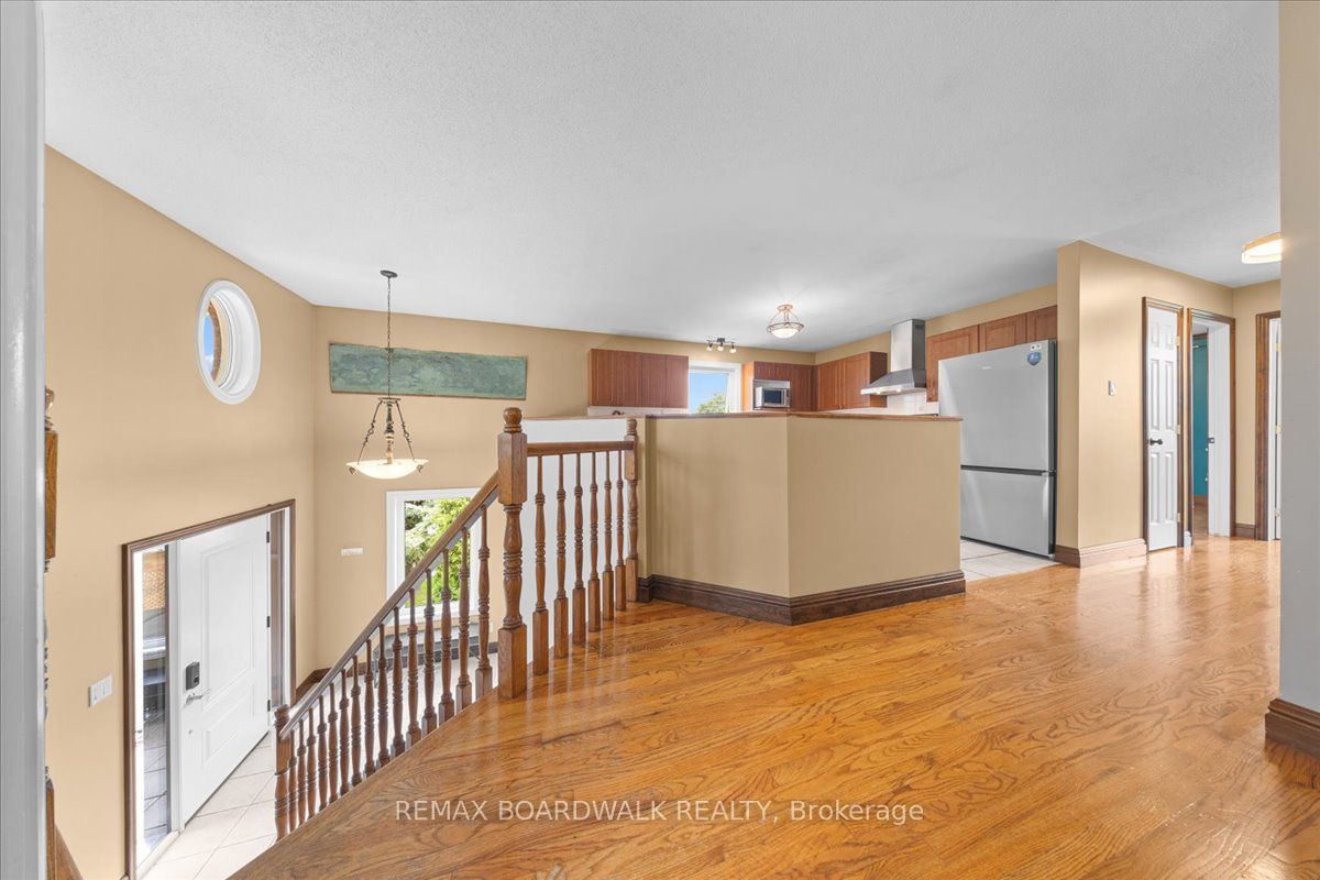 161 Castle Glen Crescent, Kanata, ON K2L 4G9 photo 3