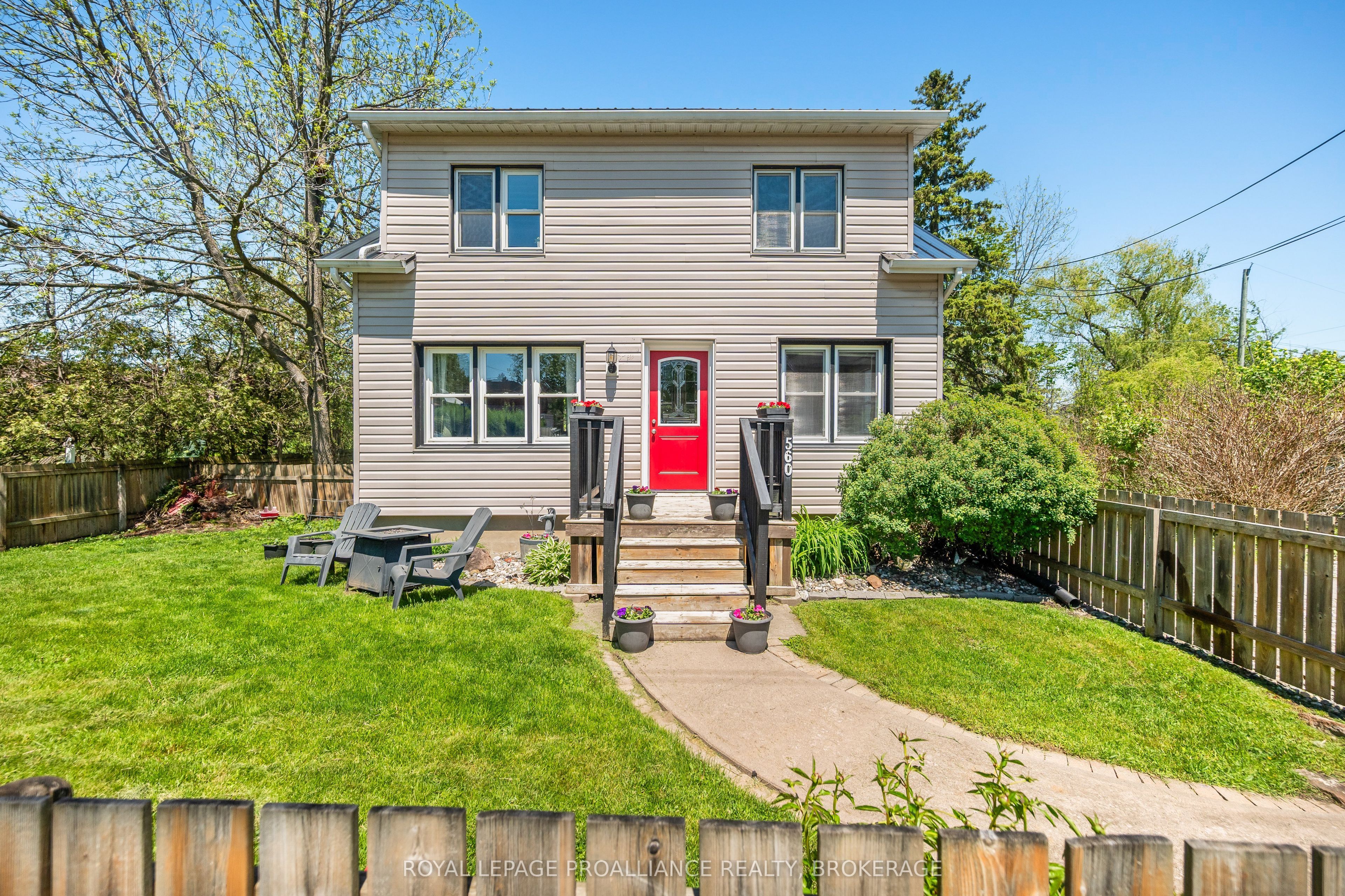 560 King Street W, Gananoque, ON K7G 2H1 photo 2