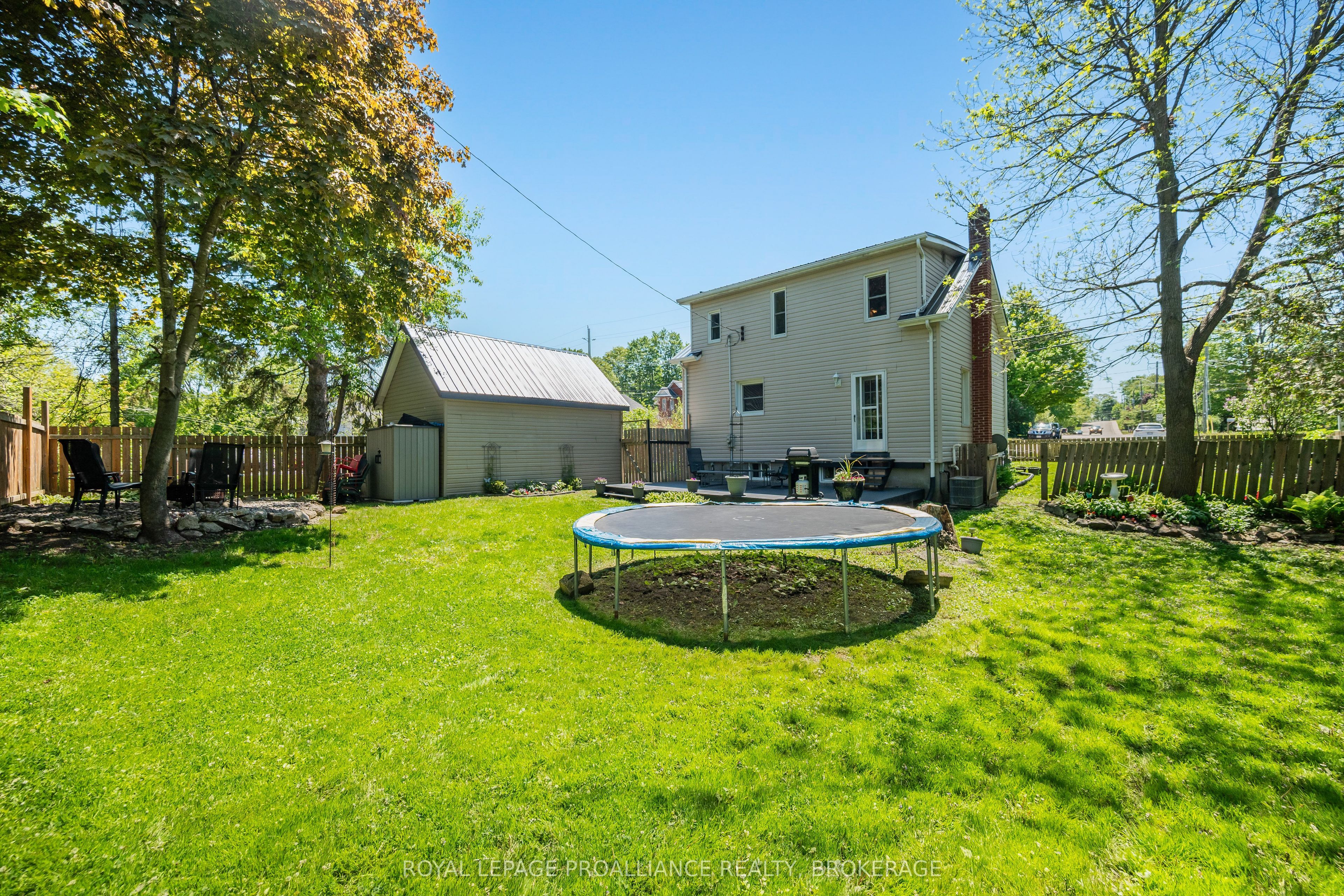 560 King Street W, Gananoque, ON K7G 2H1 photo 4