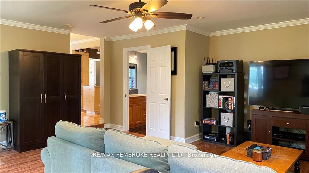 16 Wolfe Avenue, Deep River, ON K0J 1P0 photo 3