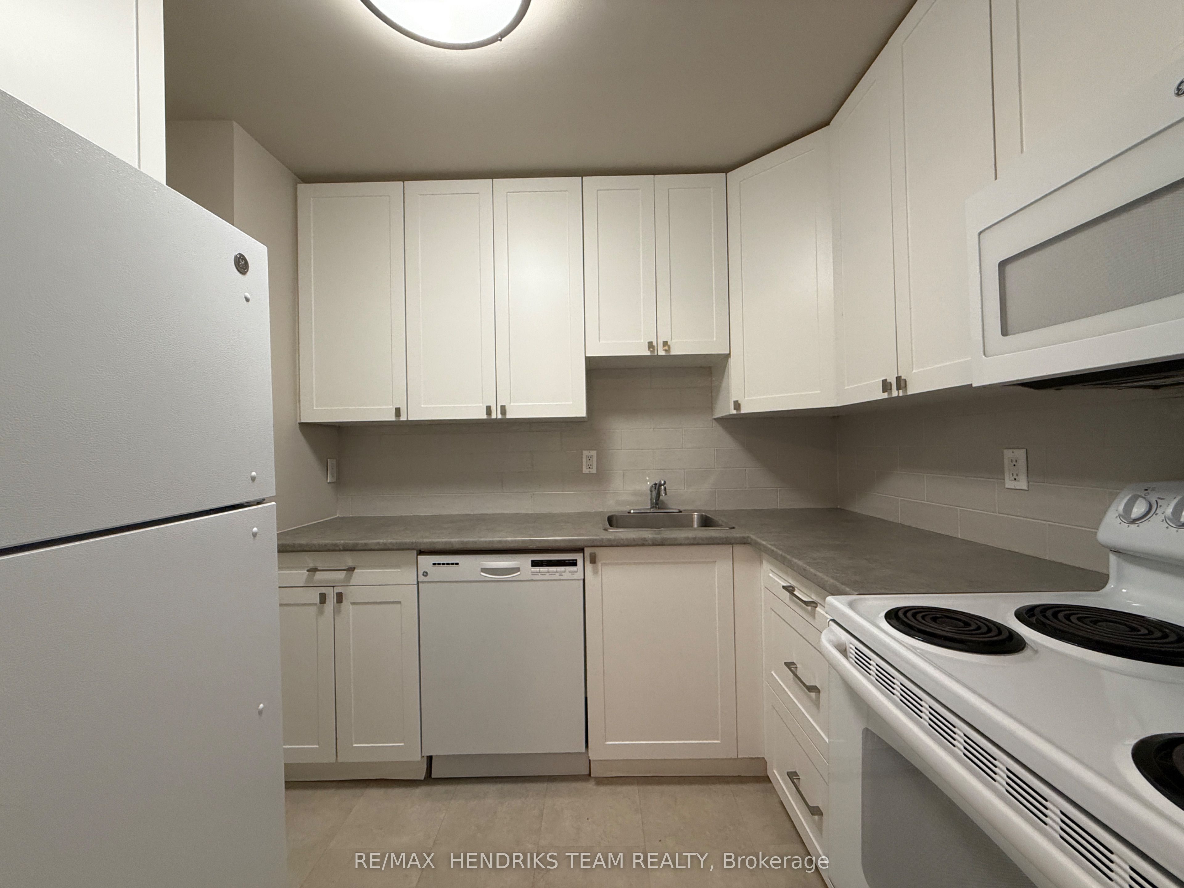33 Leaside Drive 402, St. Catharines, ON L2M 4G2 photo 2