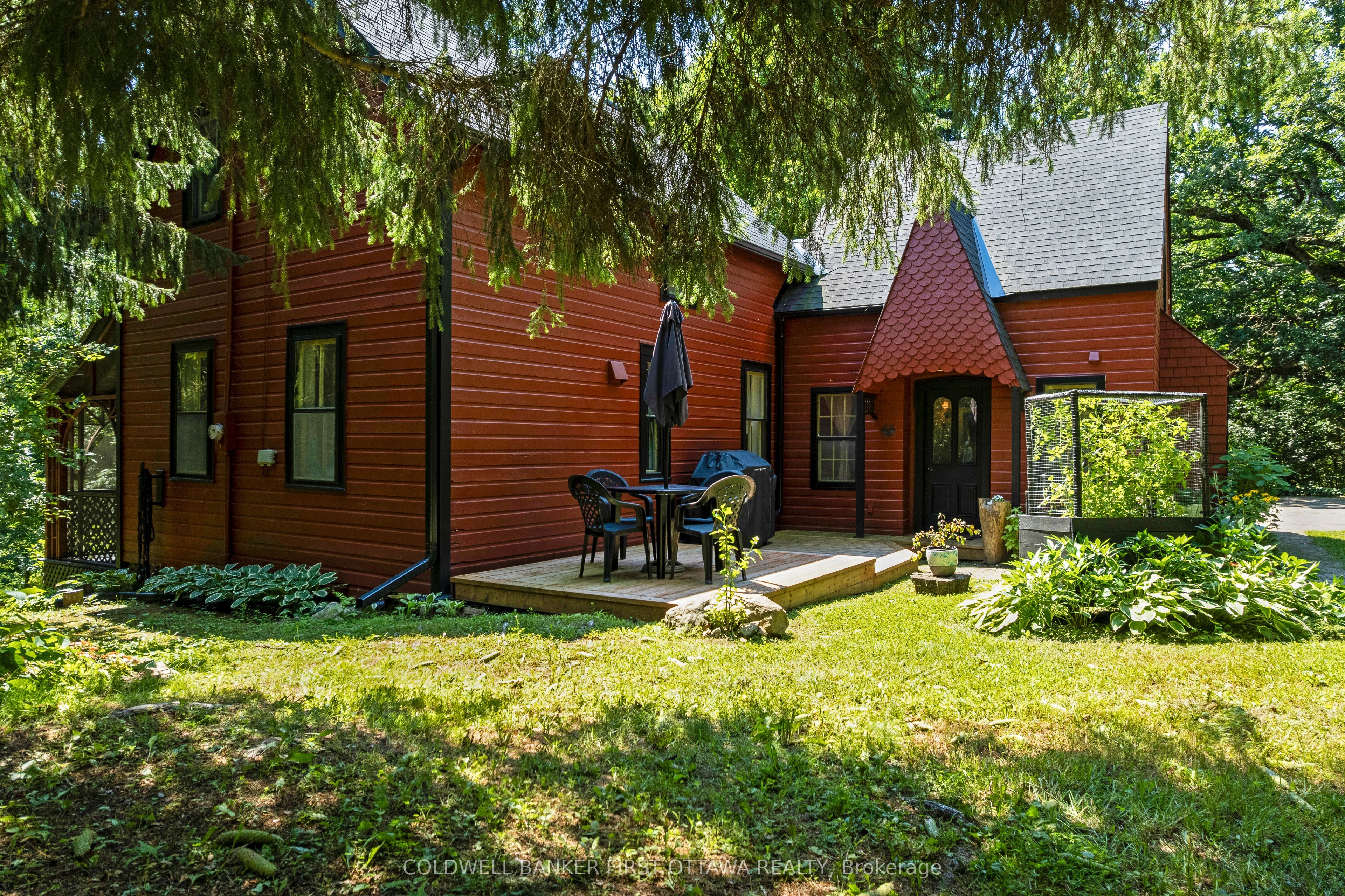 105 Purdons Bay Road, Lanark Highlands, ON K0G 1M0
