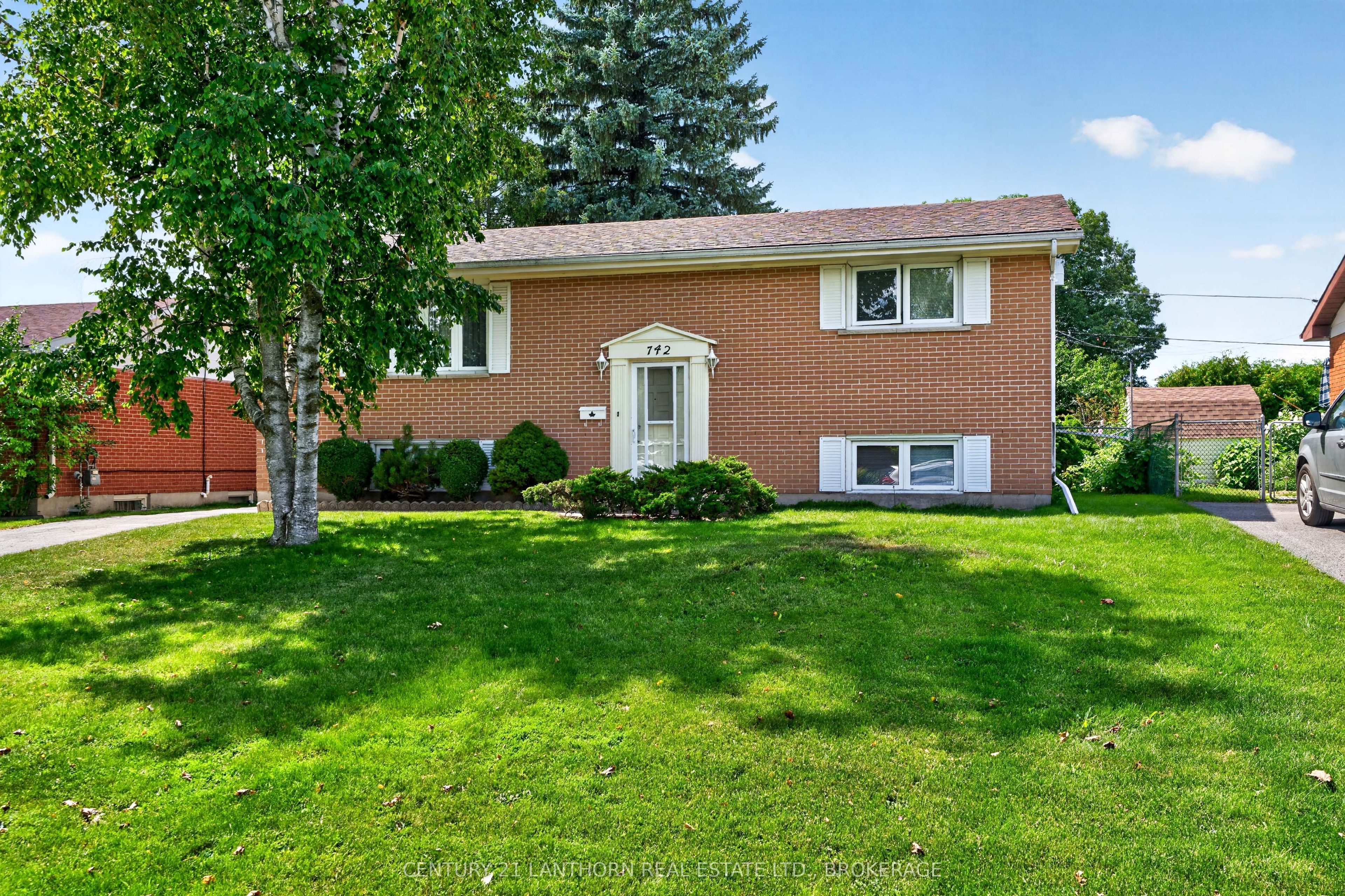 742 Laidlaw Crescent, Kingston, ON K7M 5M5
