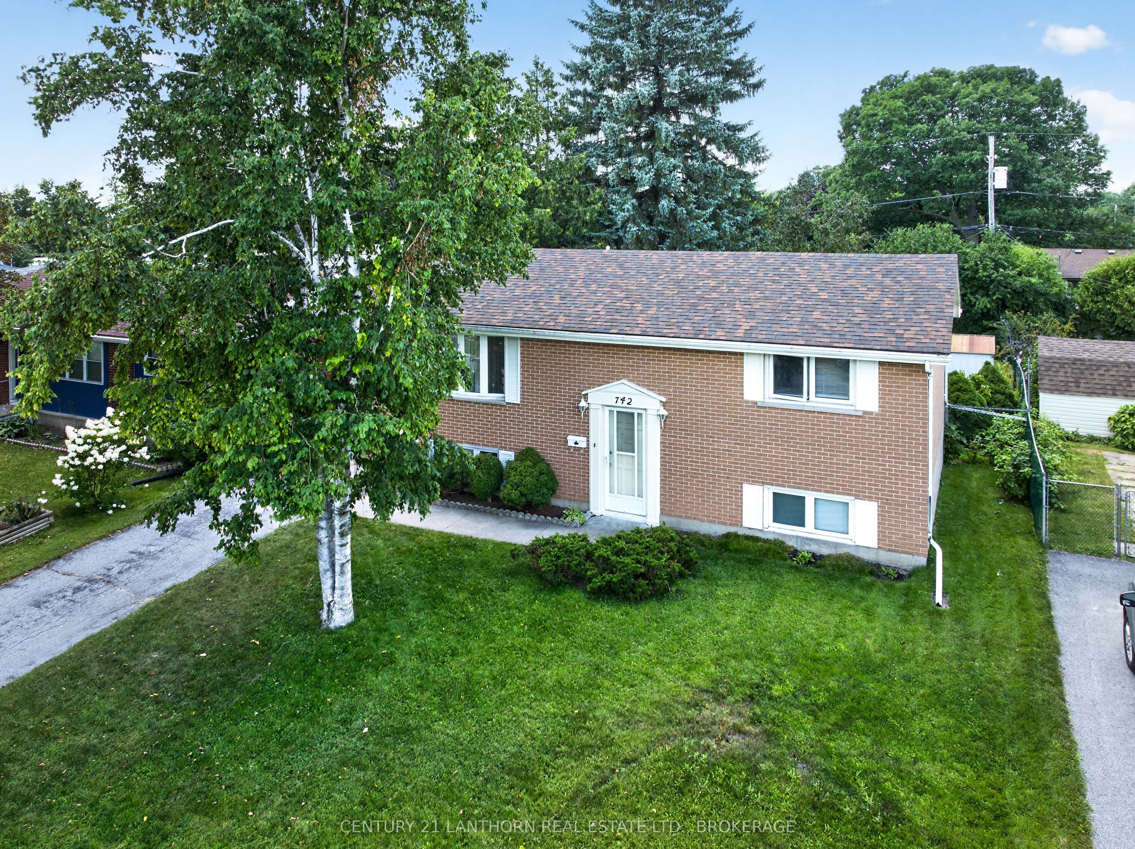 742 Laidlaw Crescent, Kingston, ON K7M 5M5 photo 2