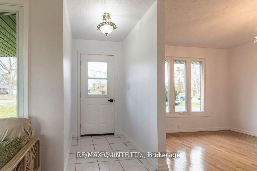 239 Dundas Street W Upper, Belleville, ON K8P 1A9 photo 4