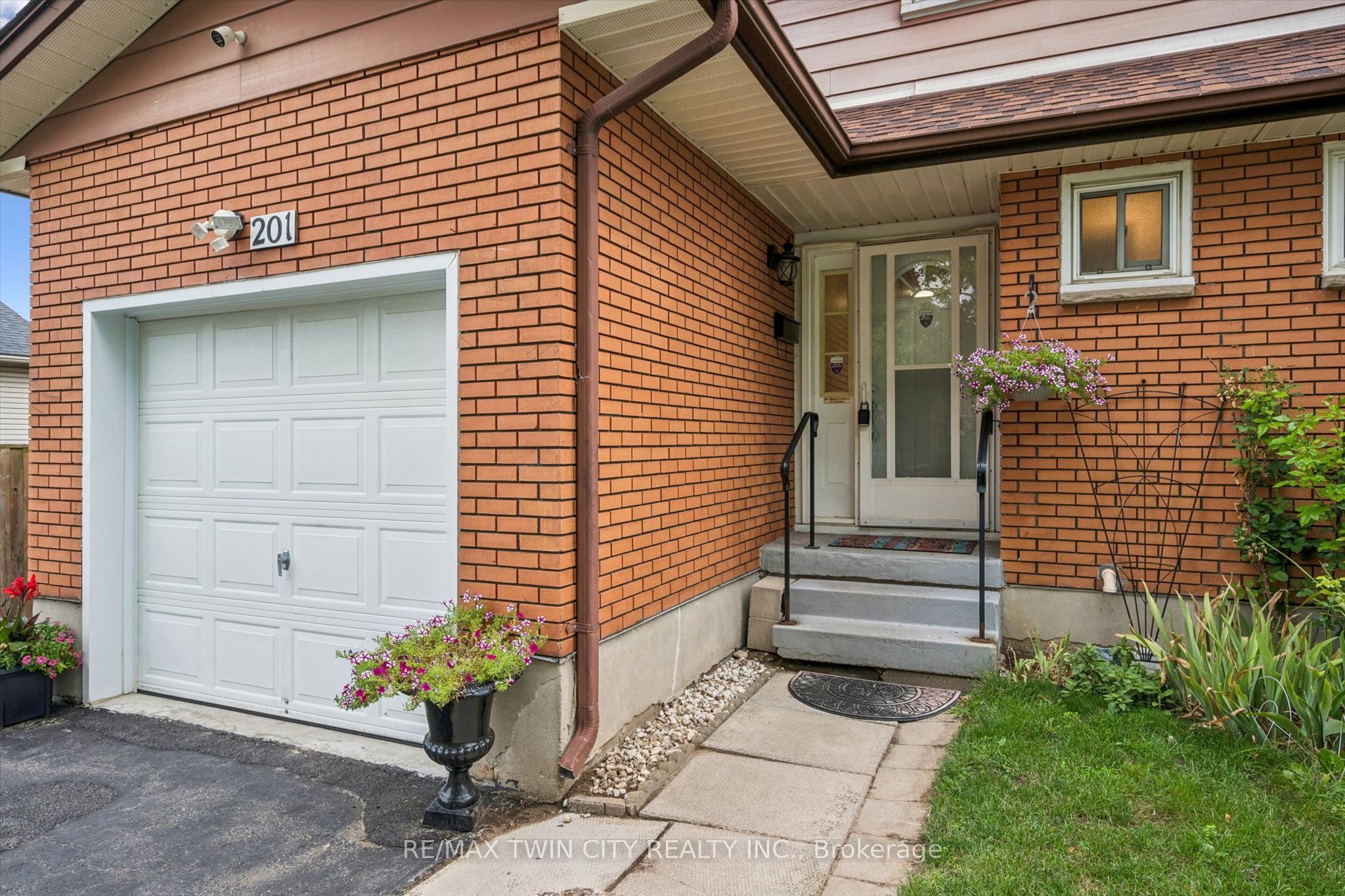 201 Veronica Drive, Kitchener, ON N2A 2Y3 photo 3