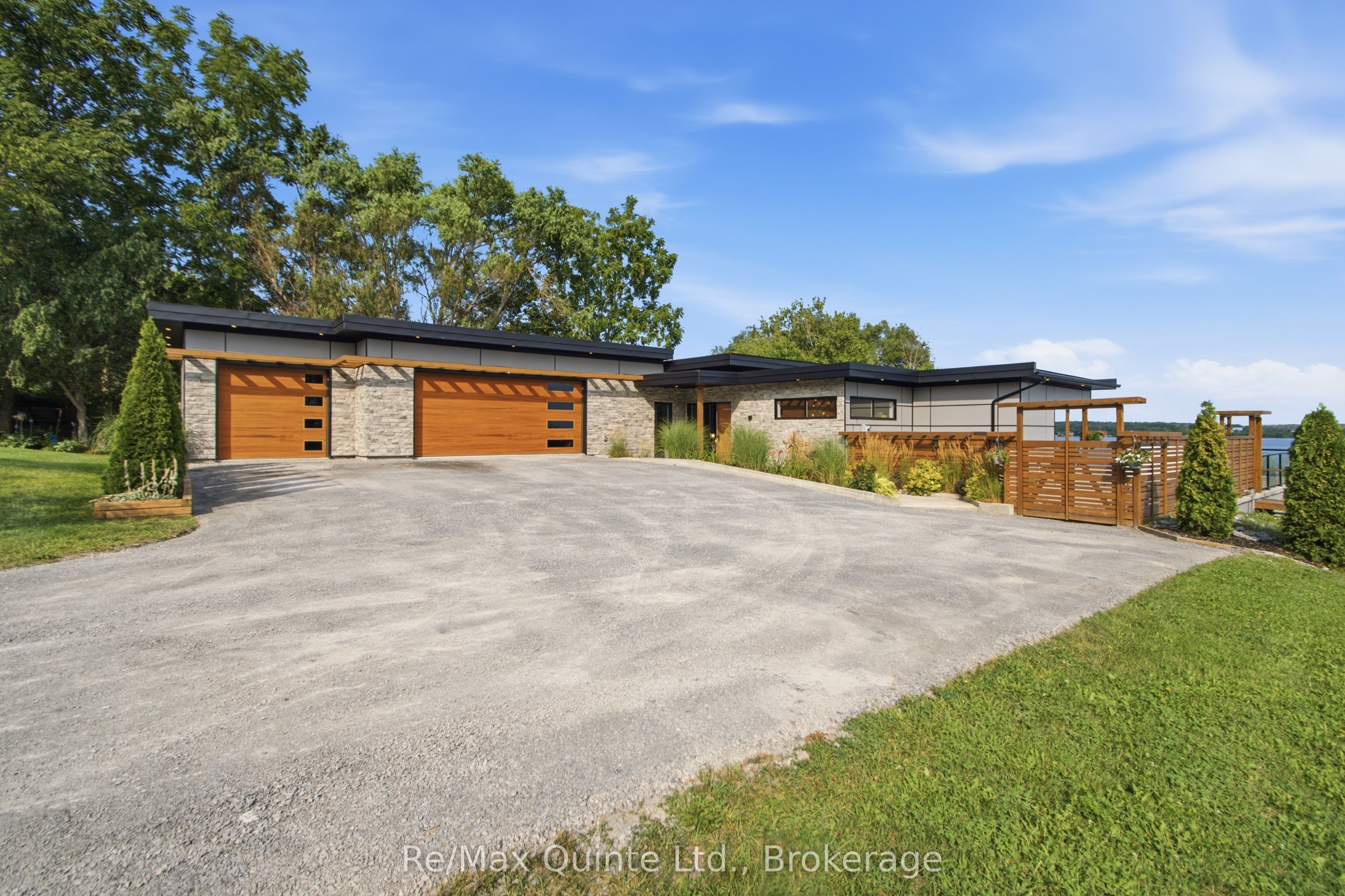 8 Bayview Point Road, Prince Edward County, ON K8N 4Z1 photo 2